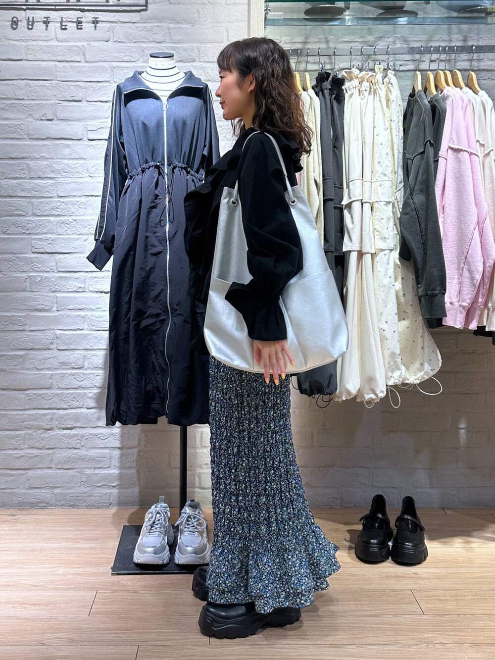 ブラック系のスニーカー、ブラック系のシャツ/ブラウス、ホワイト系のタンクトップを着用したレディースの春コーディネートの4枚目の写真