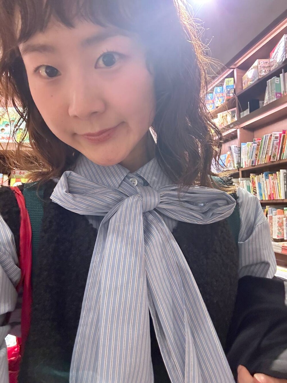 ブルー系のシャツ/ブラウスを着用したレディースの冬コーディネートの4枚目の写真