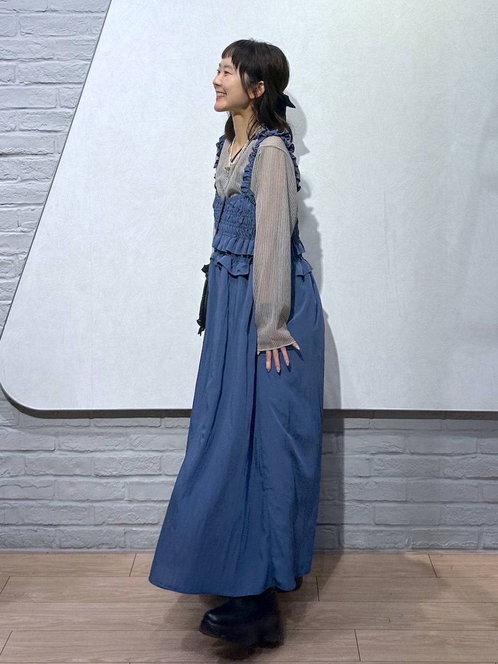 ブラック系のブーツ、ホワイト系のシャツ/ブラウス、ブラック系のキャミソールを着用したレディースの秋コーディネートの2枚目の写真