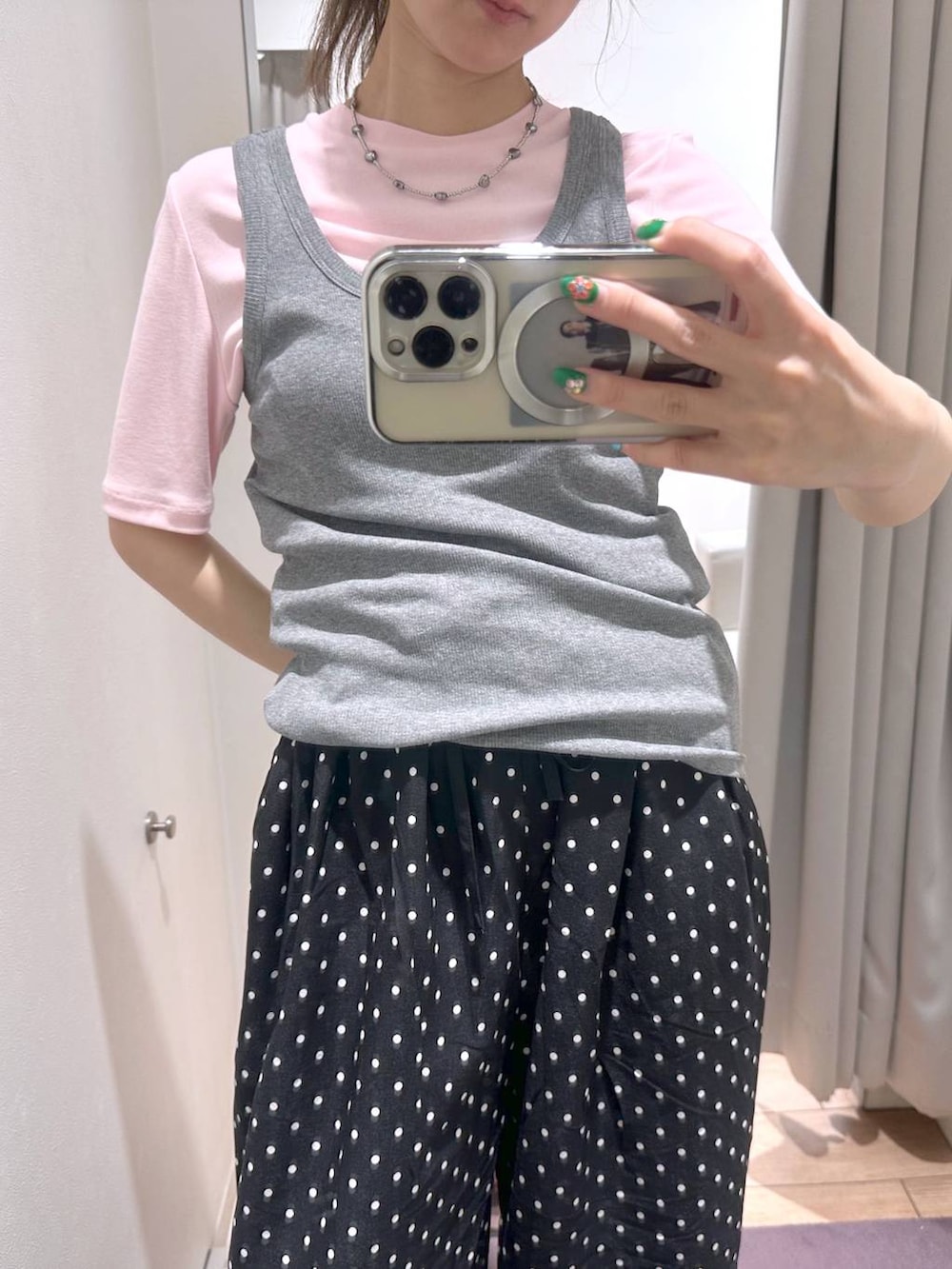 グレー系のタンクトップ、ブラック系のサンダル、ピンク系のTシャツ/カットソーを着用したレディースの夏コーディネートの3枚目の写真