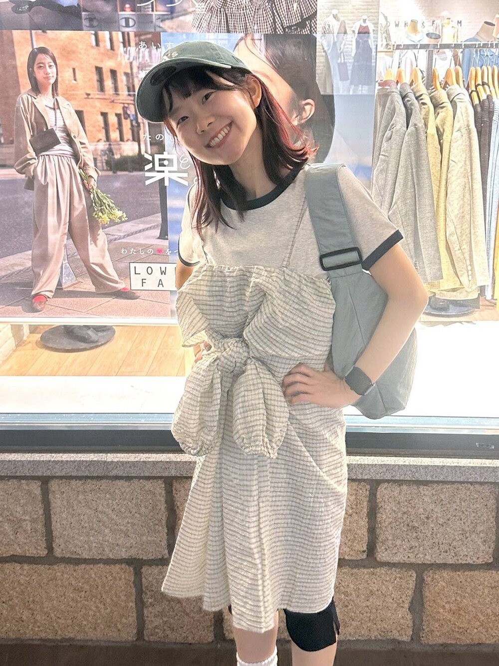 ブラウン系のローファー、グレー系のTシャツ/カットソー、ブルー系のショルダーバッグを着用したレディースの春コーディネートの2枚目の写真