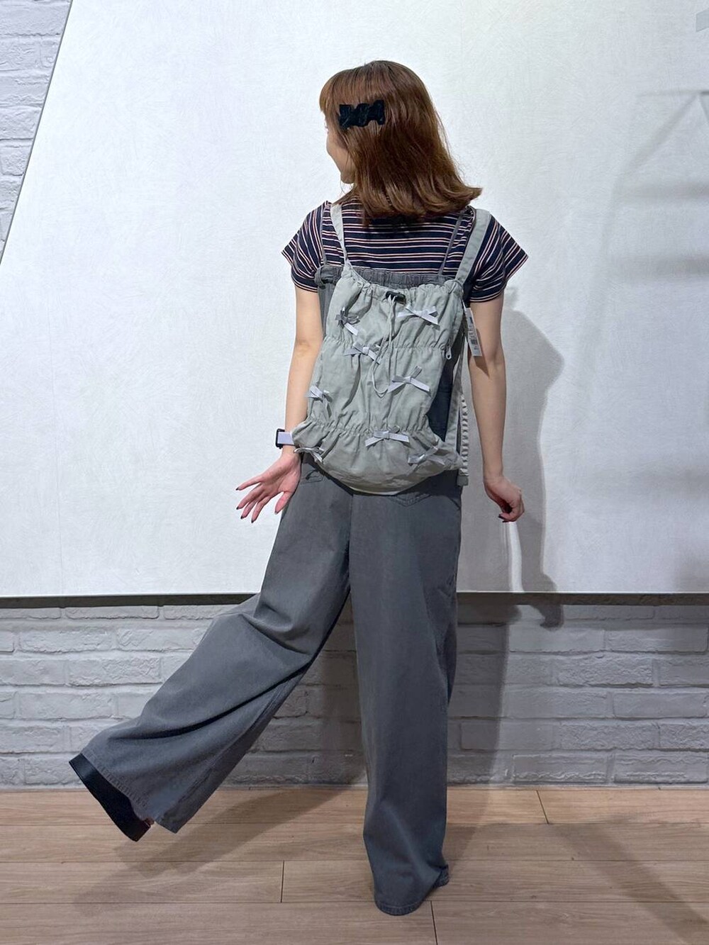 シルバー系のサンダル、ブルー系のTシャツ/カットソー、グレー系のサロペット/オーバーオールを着用したレディースの夏コーディネートの3枚目の写真