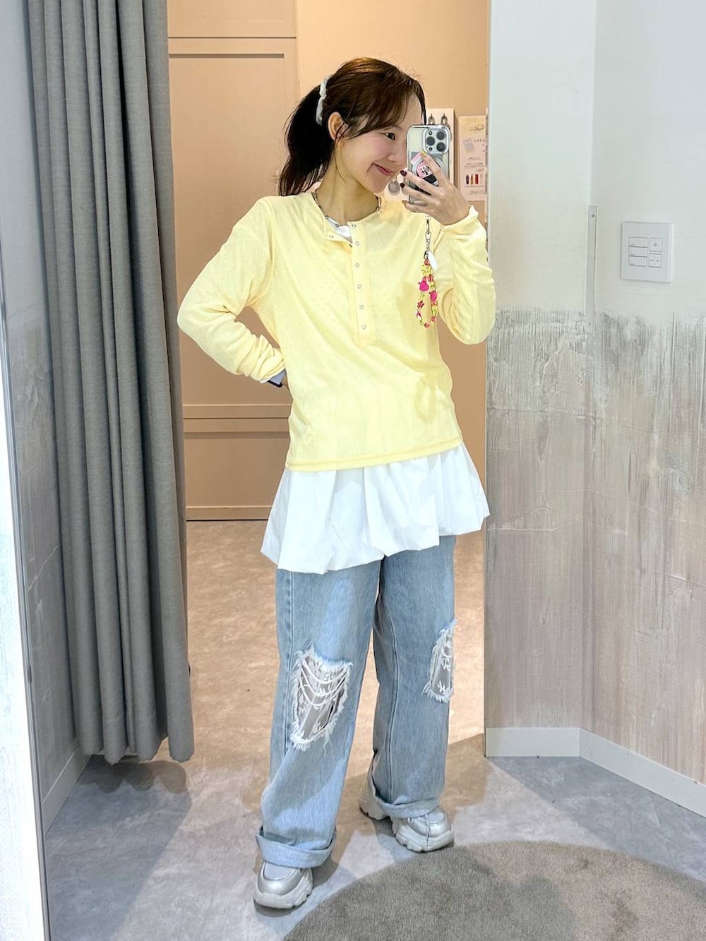 ホワイト系のTシャツ/カットソー、ブルー系のデニムパンツ、イエロー系のTシャツ/カットソーを着用したレディースの秋コーディネートの2枚目の写真