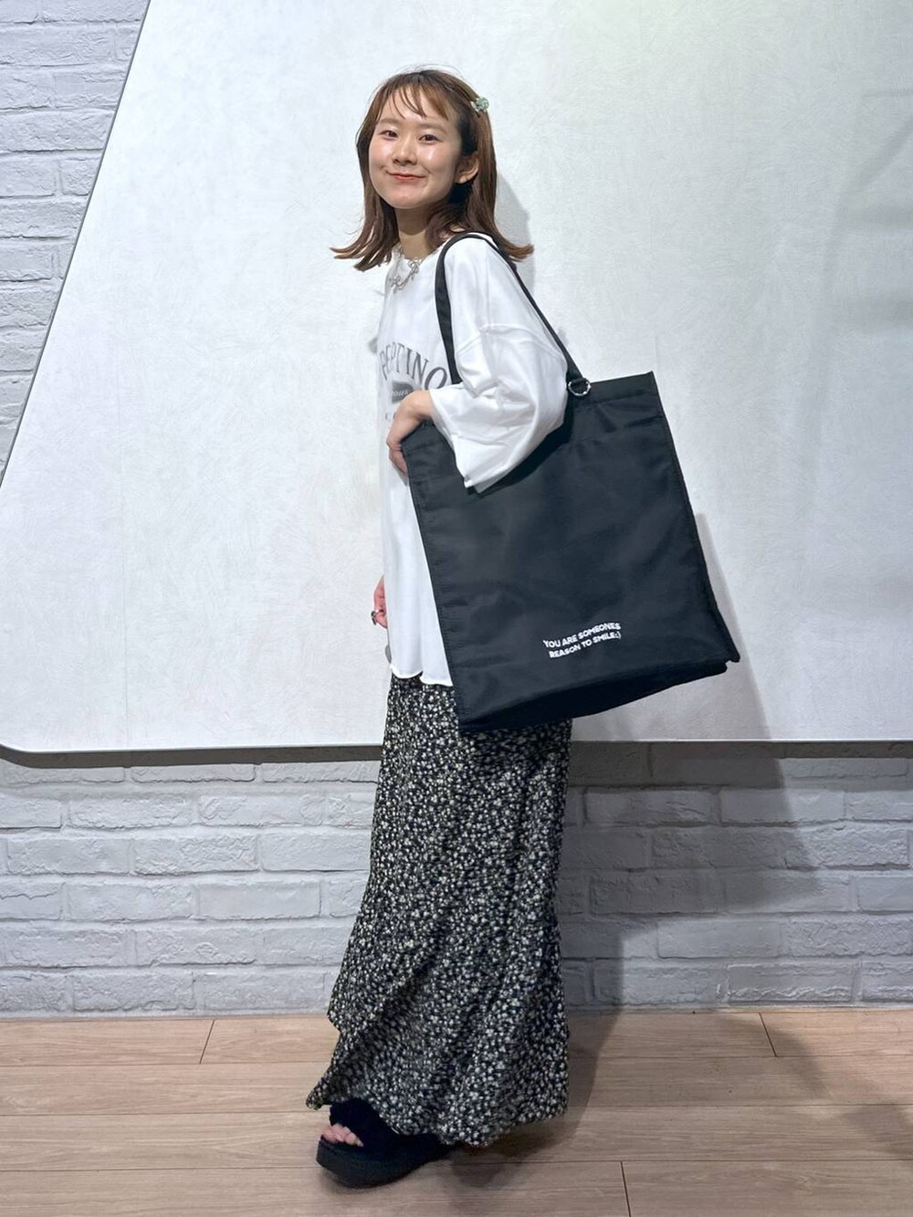 その他のワンピース、ブラック系のトートバッグ、ホワイト系のTシャツ/カットソーを着用したレディースの夏コーディネートの3枚目の写真