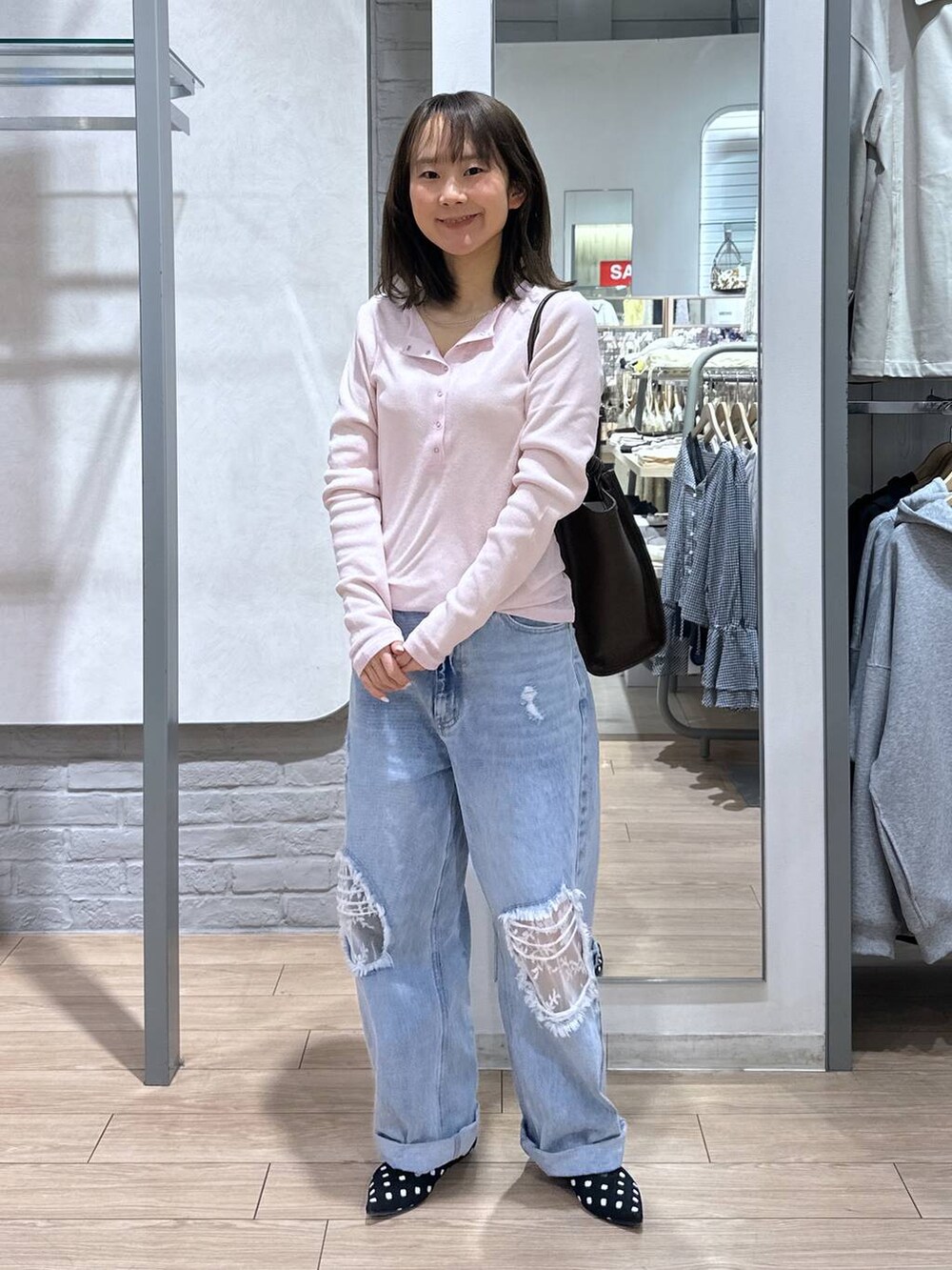 ブルー系のデニムパンツ、その他のパンプス、ホワイト系のニット/セーターを着用したレディースの春コーディネートの2枚目の写真