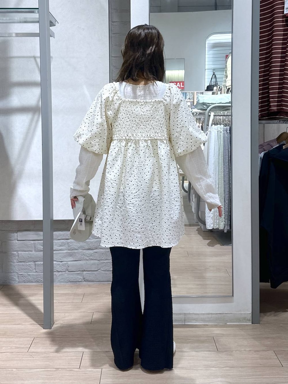 ベージュ系のTシャツ/カットソー、ホワイト系のスニーカー、ブラック系のその他パンツを着用したレディースの春コーディネートの5枚目の写真