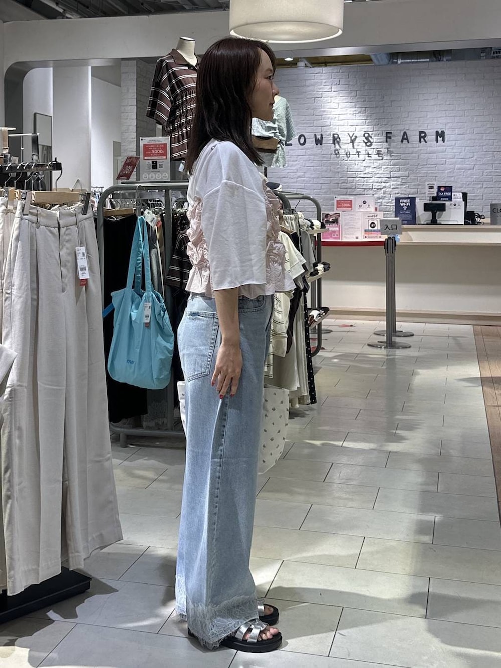 ピンク系のベスト、ホワイト系のTシャツ/カットソー、ホワイト系のトートバッグを着用したレディースの夏コーディネートの4枚目の写真