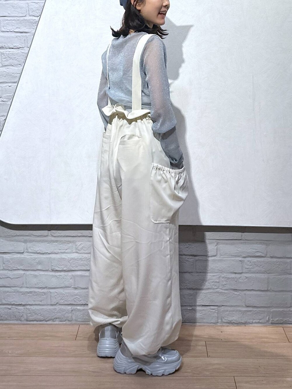 ホワイト系のワンピース、シルバー系のスニーカー、ホワイト系のキャミソールを着用したレディースの秋コーディネートの4枚目の写真