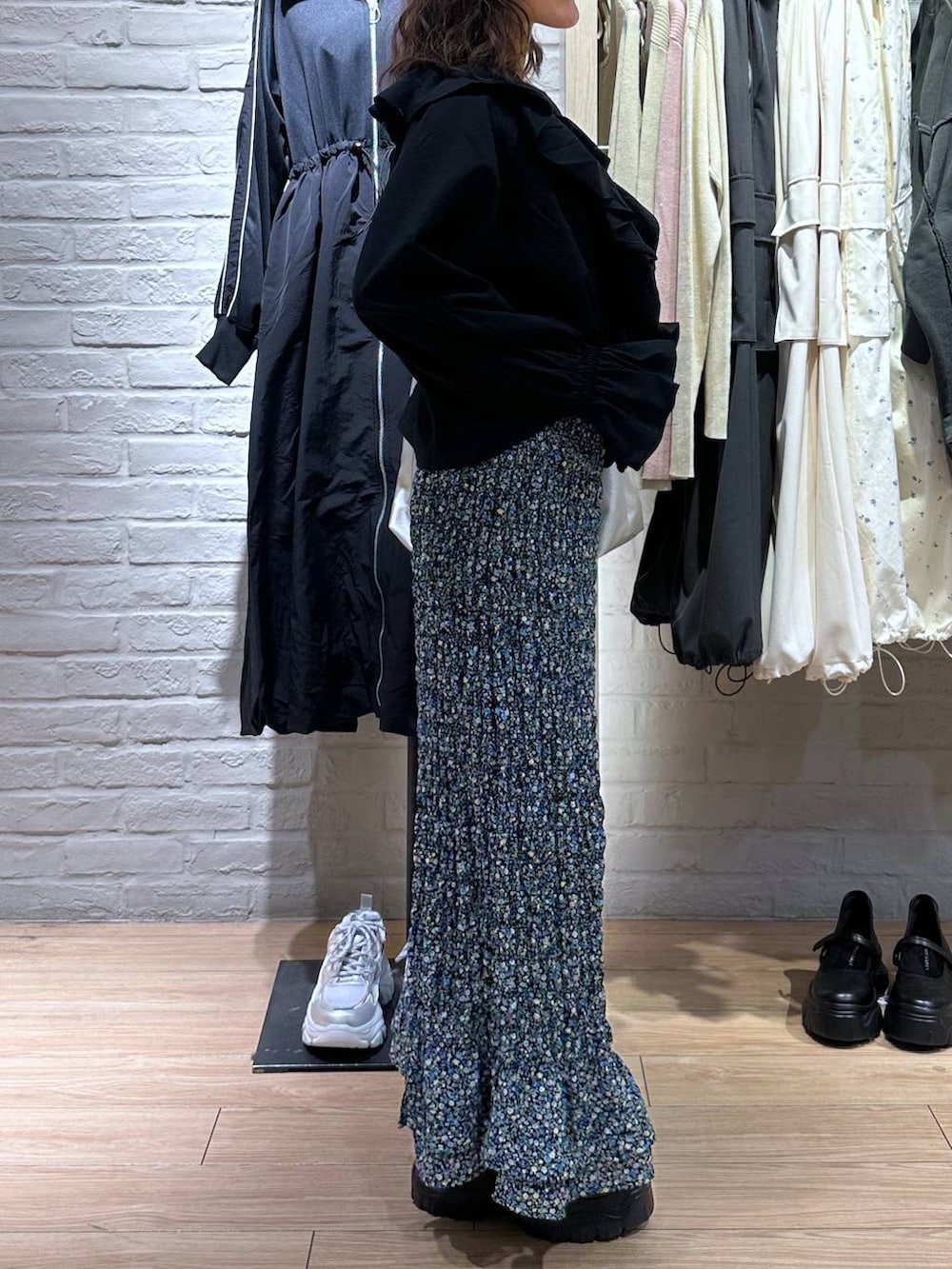 ブラック系のスニーカー、ブラック系のシャツ/ブラウス、ホワイト系のタンクトップを着用したレディースの春コーディネートの6枚目の写真