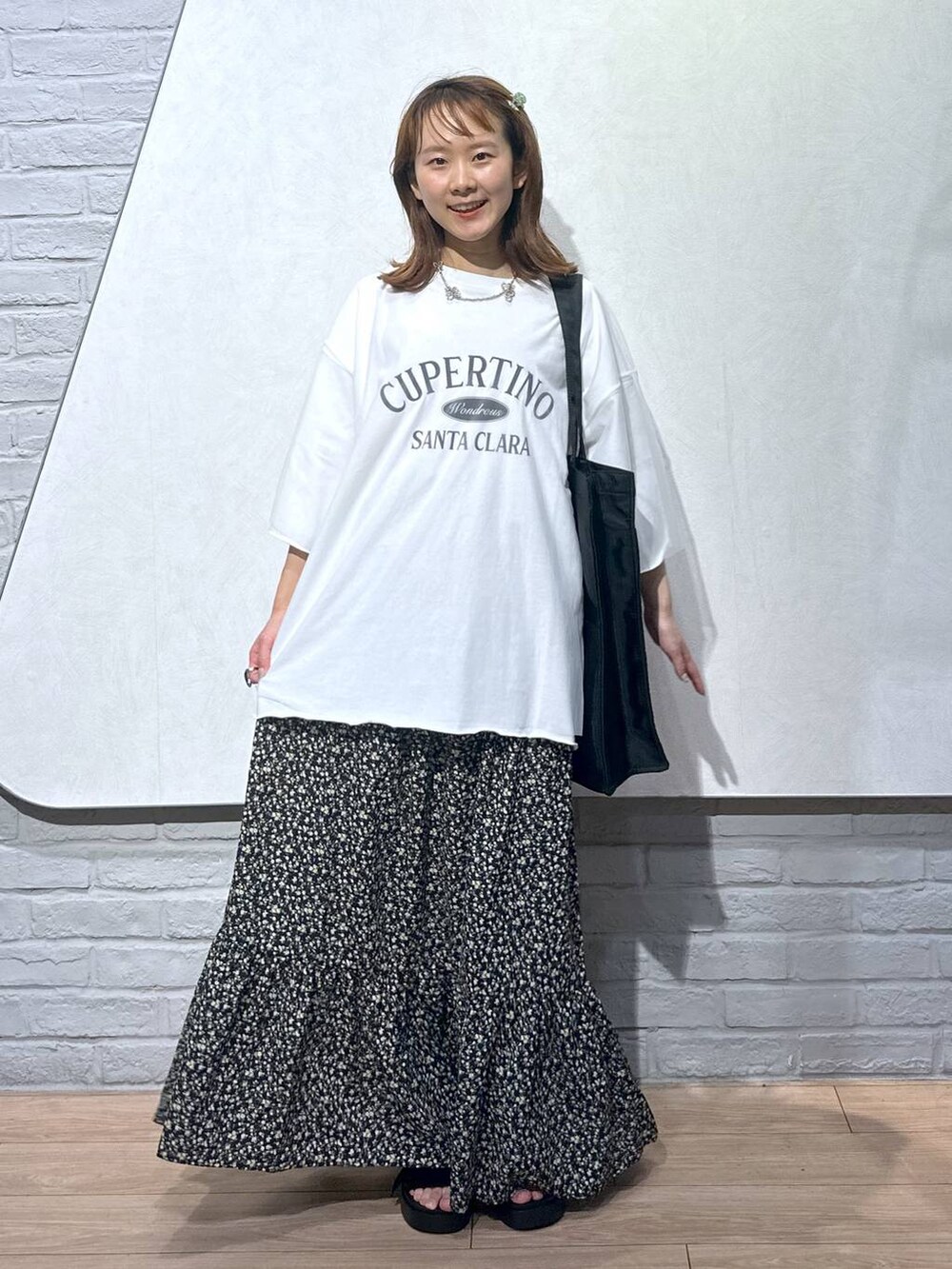 その他のワンピース、ブラック系のトートバッグ、ホワイト系のTシャツ/カットソーを着用したレディースの夏コーディネートの2枚目の写真