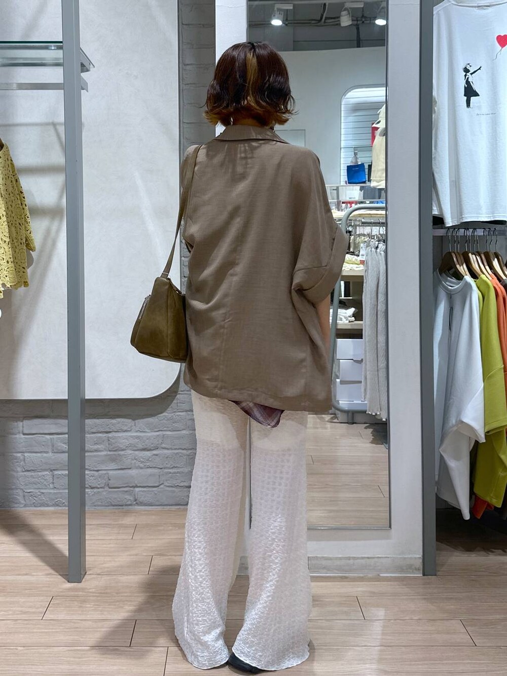 ブラック系のサンダル、ホワイト系のその他パンツ、ベージュ系のテーラードジャケットを着用したレディースの夏コーディネートの3枚目の写真