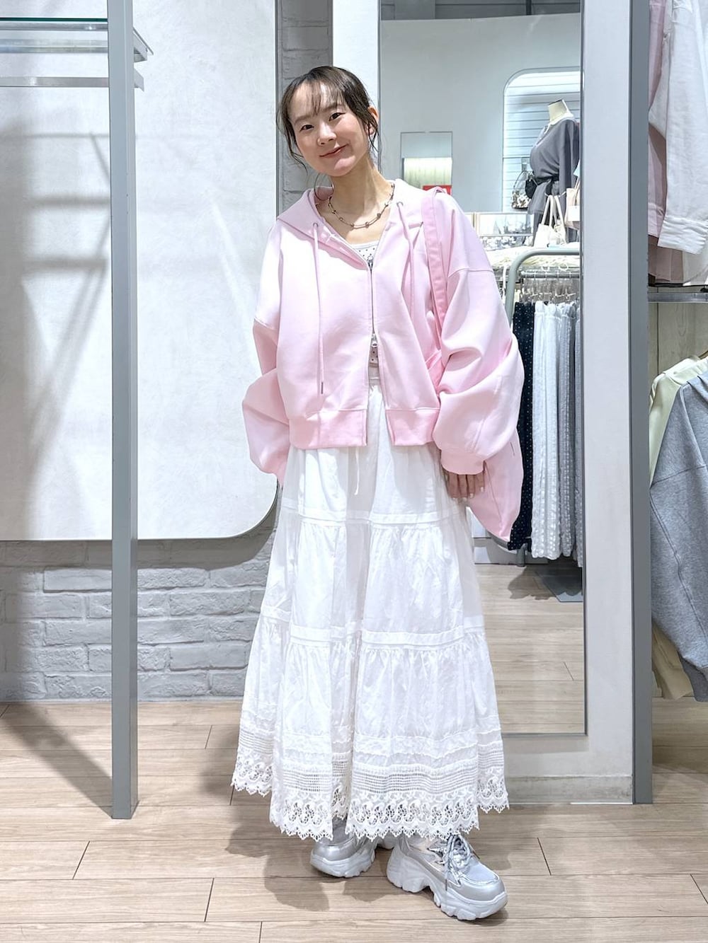 ホワイト系のTシャツ/カットソー、ピンク系のパーカー、ピンク系のトートバッグを着用したレディースの春コーディネートの2枚目の写真