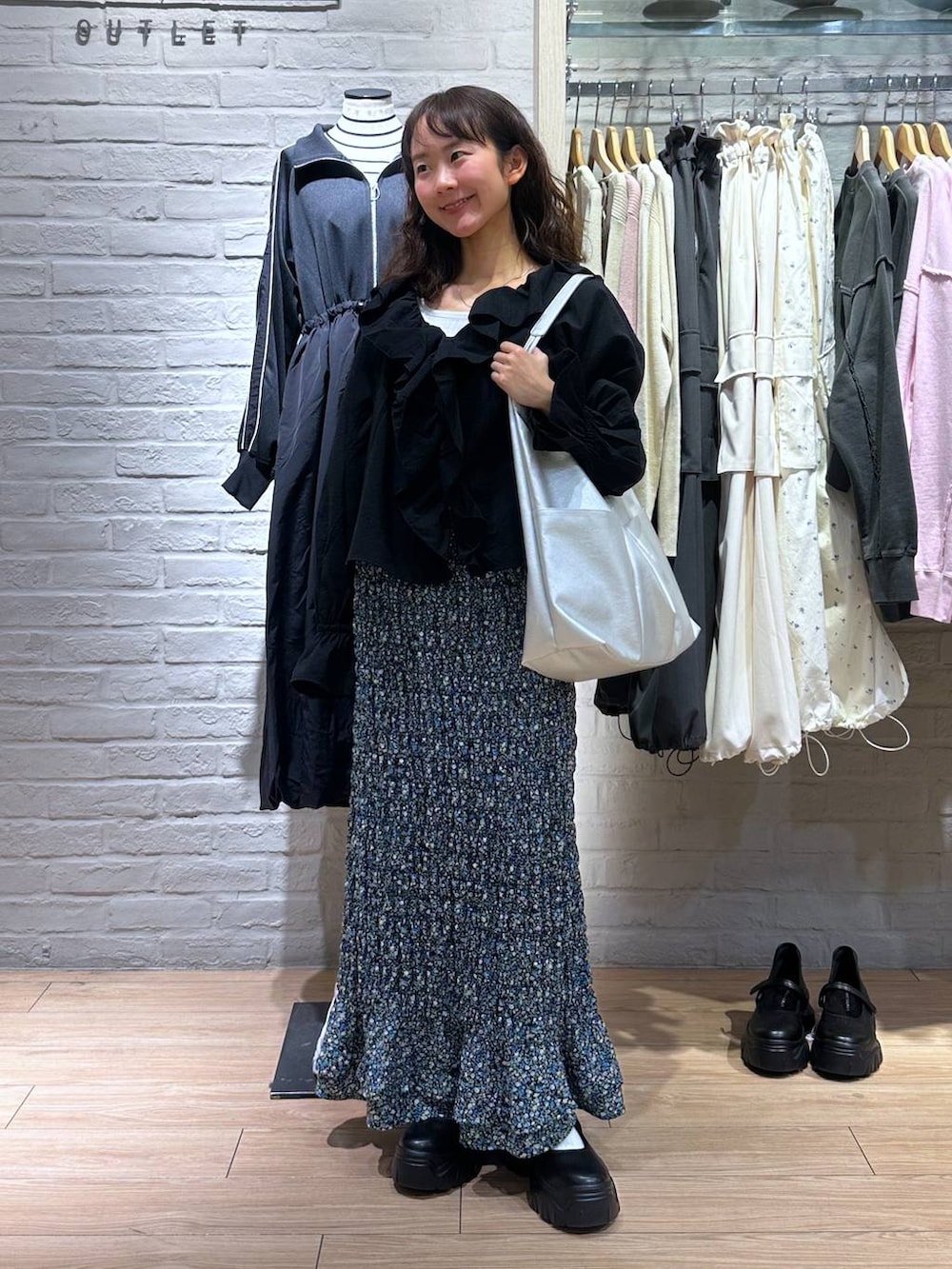 ブラック系のスニーカー、ブラック系のシャツ/ブラウス、ホワイト系のタンクトップを着用したレディースの春コーディネートの3枚目の写真