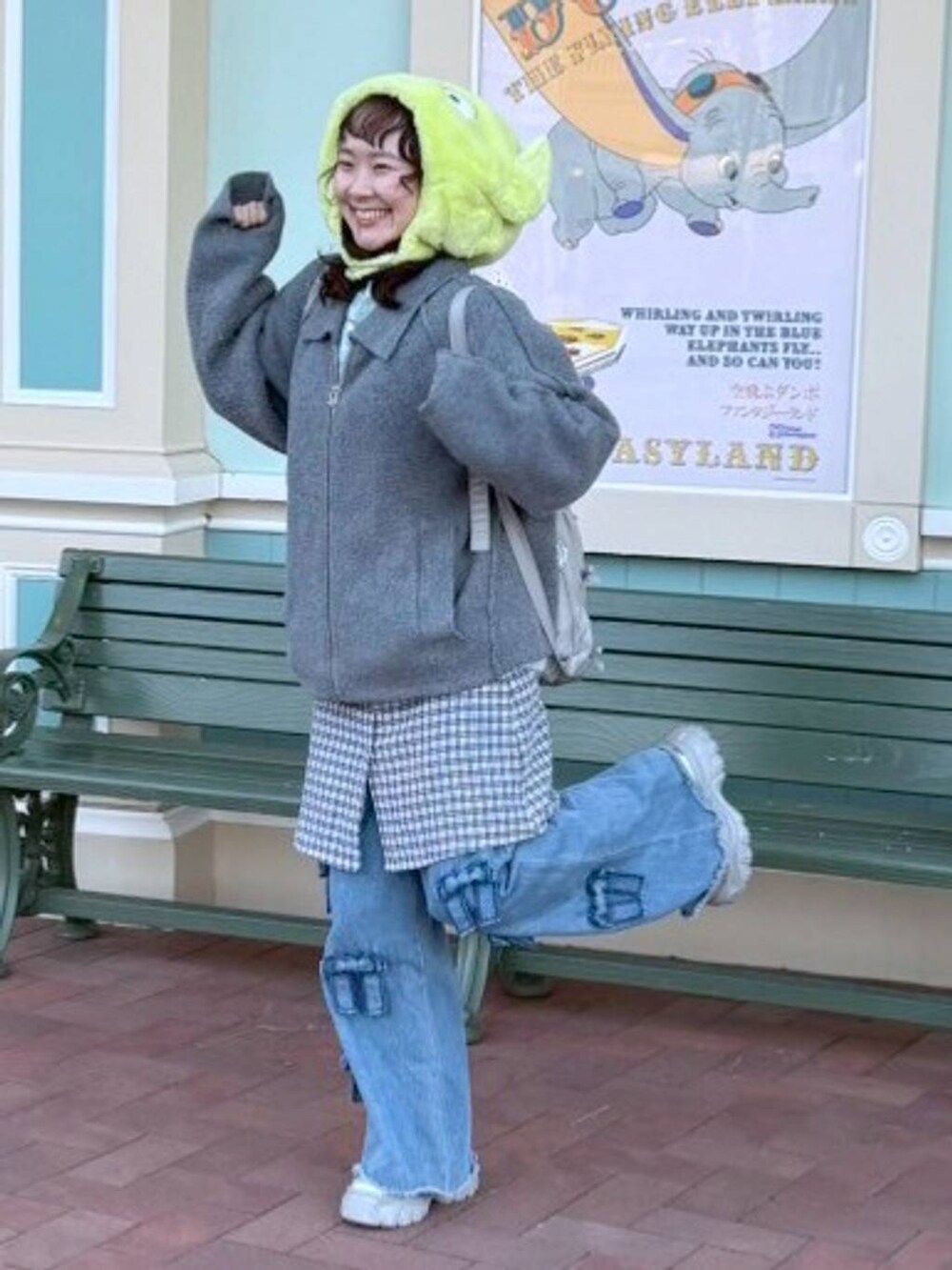 グレー系のバックパック/リュック、グレー系のブルゾンを着用したレディースの冬コーディネートの6枚目の写真