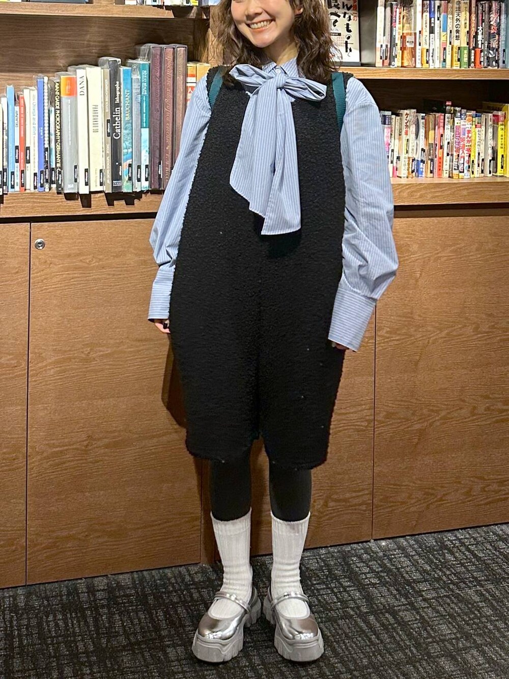 ブルー系のシャツ/ブラウスを着用したレディースの冬コーディネートの3枚目の写真