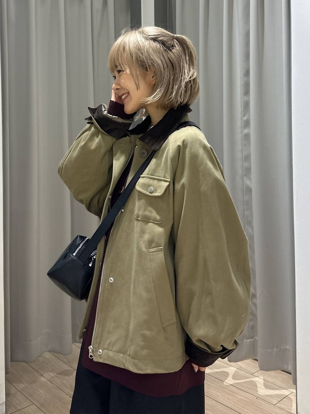 グレー系のその他パンツ、ブラウン系のその他アウター、ブラック系のショルダーバッグを着用したレディースの秋コーディネートの3枚目の写真