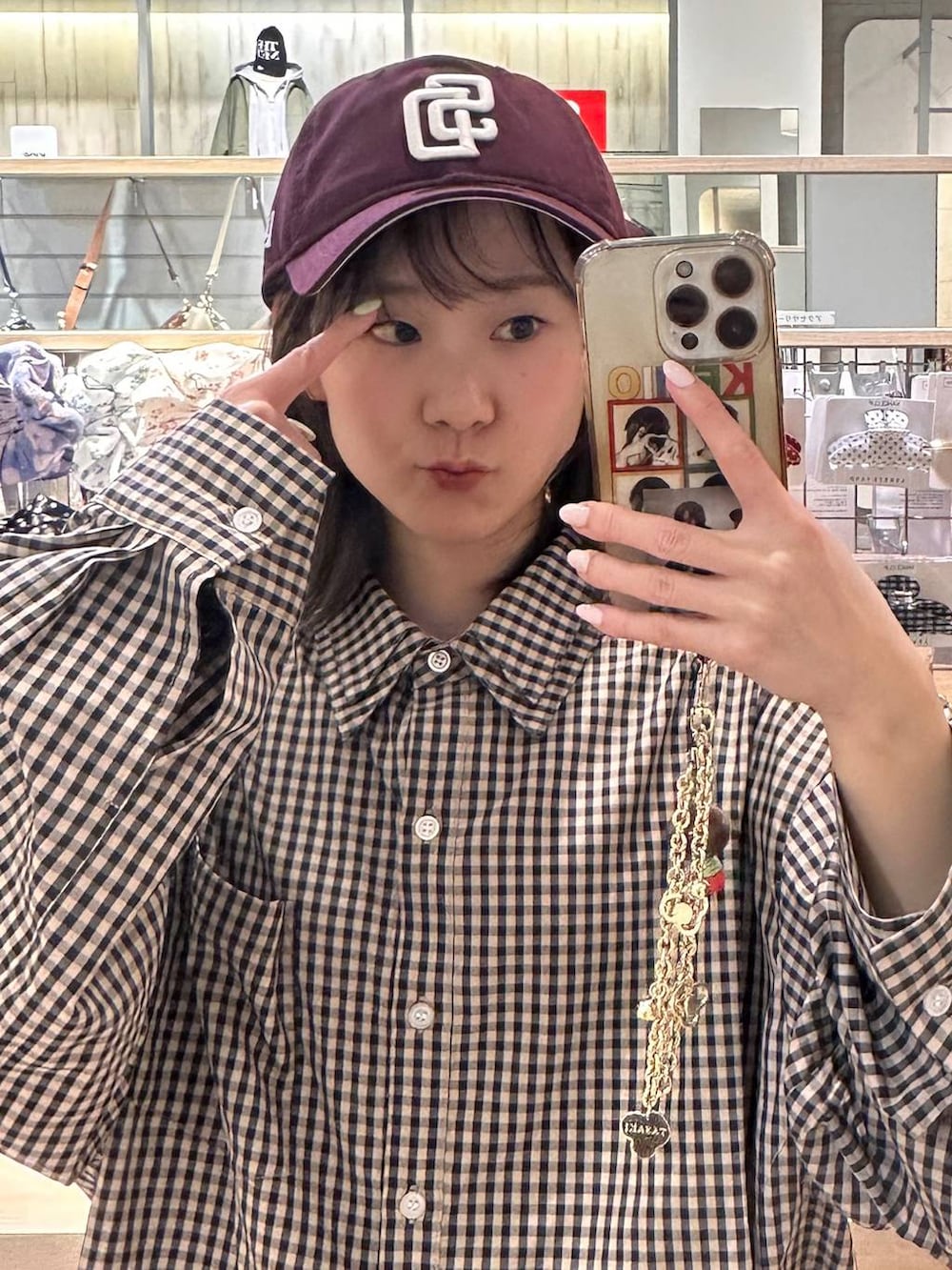 ブラウン系のシャツ/ブラウス、レッド系のキャップを着用したレディースの春コーディネートの4枚目の写真