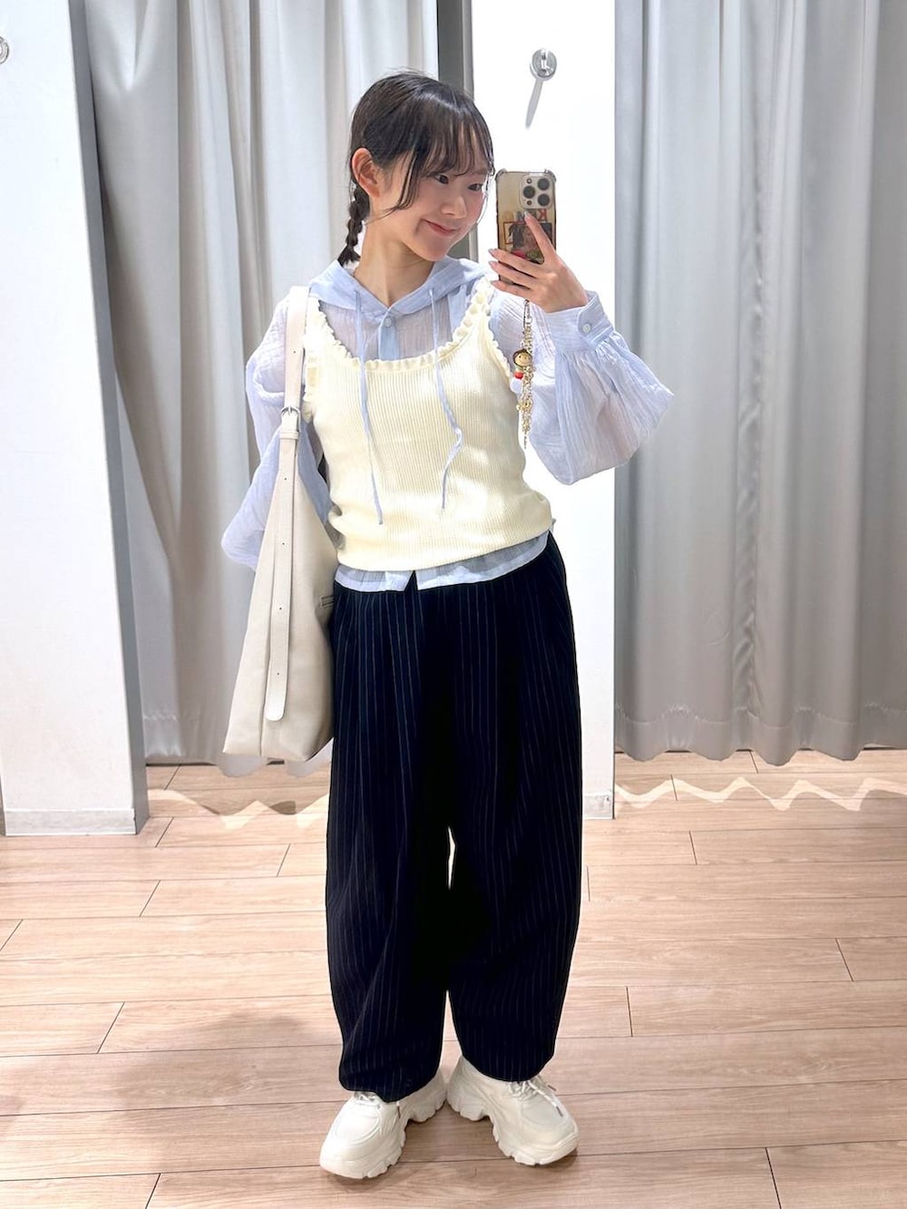 ホワイト系のショルダーバッグ、ブルー系のその他パンツ、ホワイト系のスニーカーを着用したレディースの春コーディネートの5枚目の写真