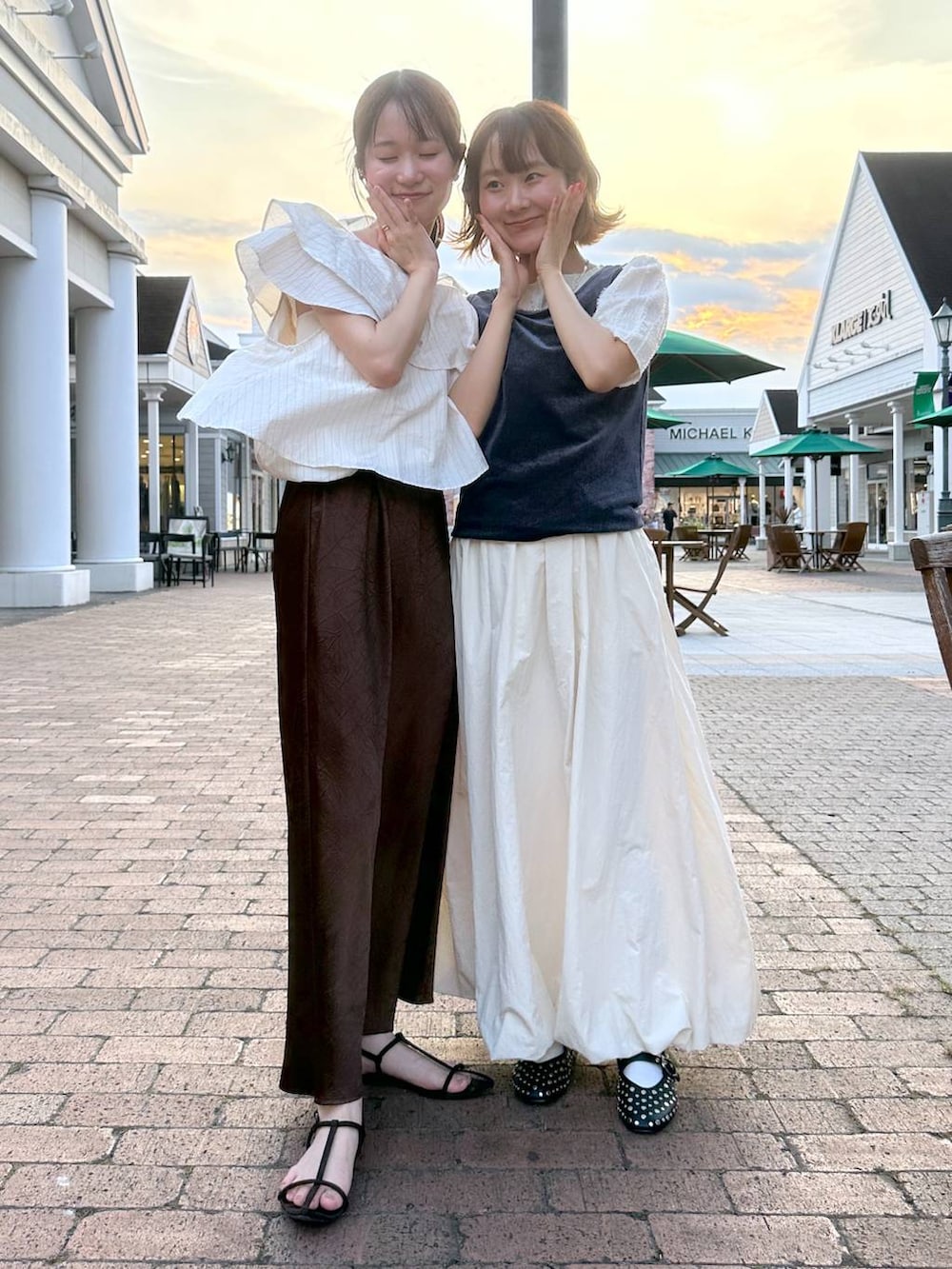 ブラウン系のスカート、ホワイト系のTシャツ/カットソー、ホワイト系のスカートを着用したレディースの夏コーディネートの2枚目の写真