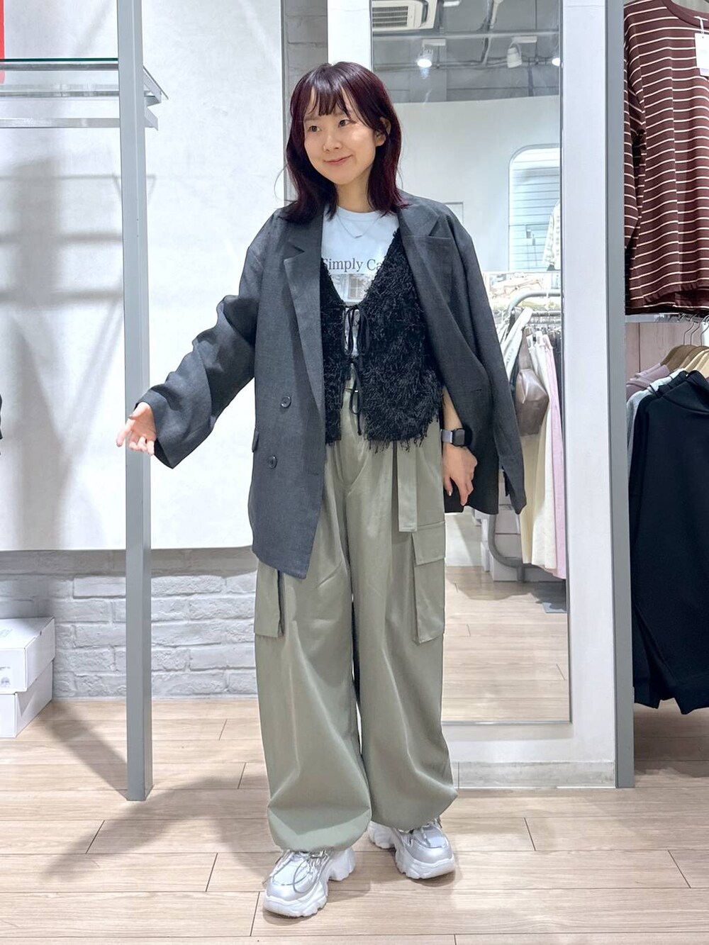 グレー系のその他アウター、ホワイト系のトートバッグ、グリーン系のカーゴパンツを着用したレディースの春コーディネートの2枚目の写真