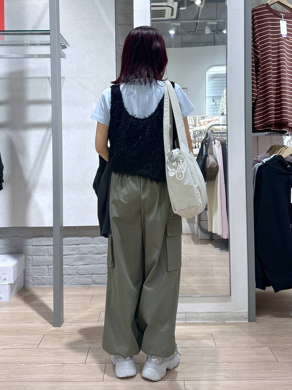 グレー系のその他アウター、ホワイト系のトートバッグ、グリーン系のカーゴパンツを着用したレディースの春コーディネートの6枚目の写真