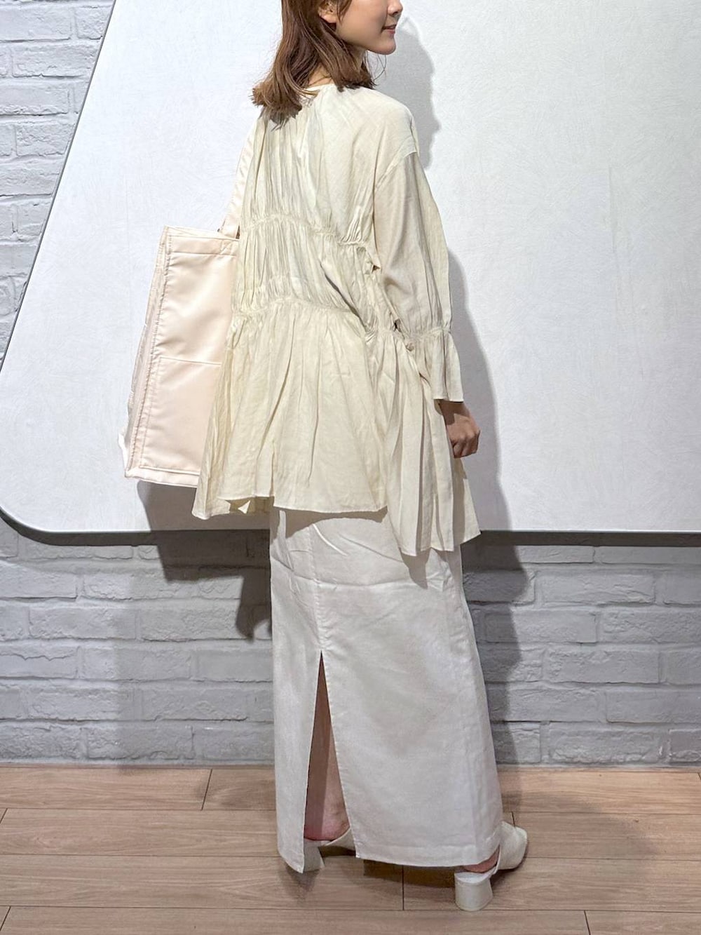 ブラウン系のTシャツ/カットソー、ホワイト系のトートバッグ、ホワイト系のスカートを着用したレディースの夏コーディネートの4枚目の写真