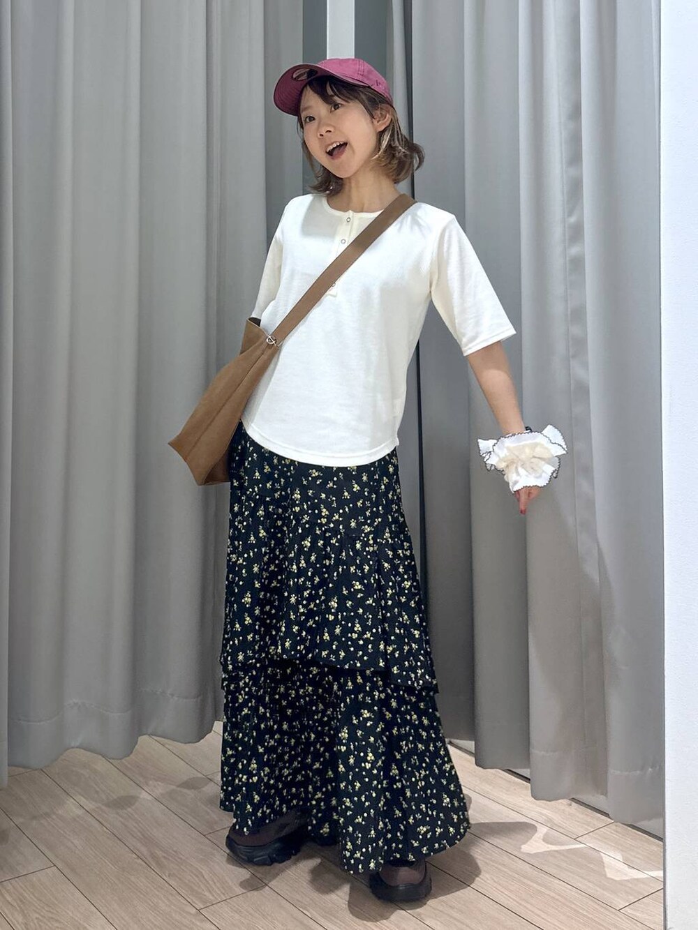 ベージュ系のショルダーバッグ、ホワイト系のTシャツ/カットソー、その他のスカートを着用したレディースの夏コーディネートの3枚目の写真