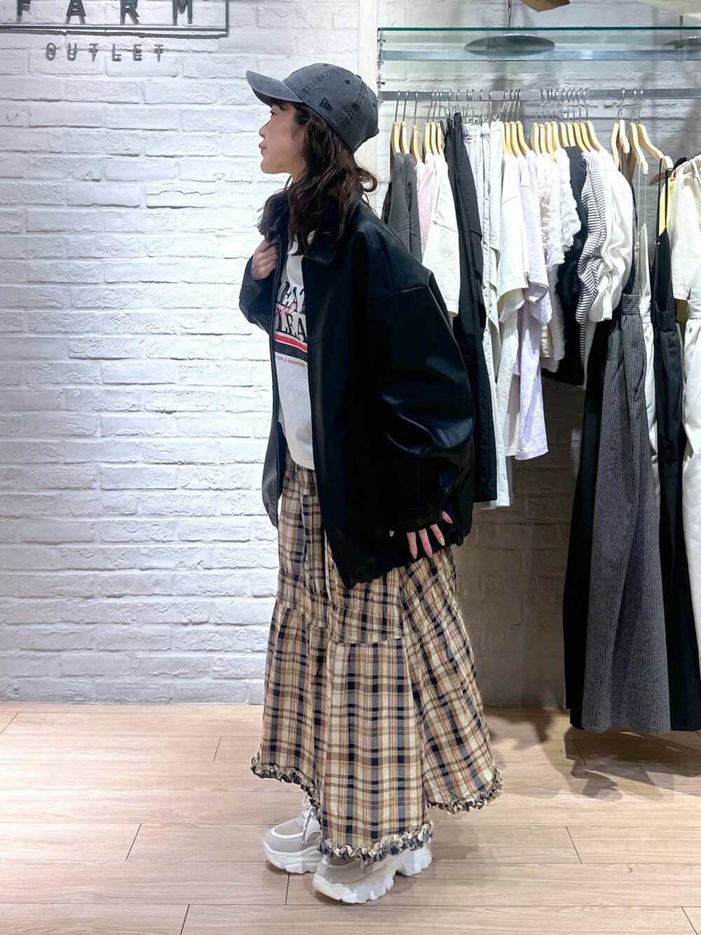 ブラック系のブルゾン、ブラック系のバックパック/リュック、ベージュ系のスニーカーを着用したレディースの春コーディネートの5枚目の写真