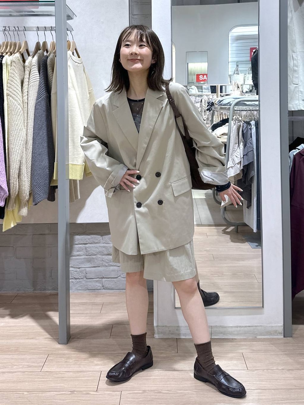 ブルー系のTシャツ/カットソー、ブラウン系のローファー、ベージュ系のその他パンツを着用したレディースの春コーディネートの2枚目の写真