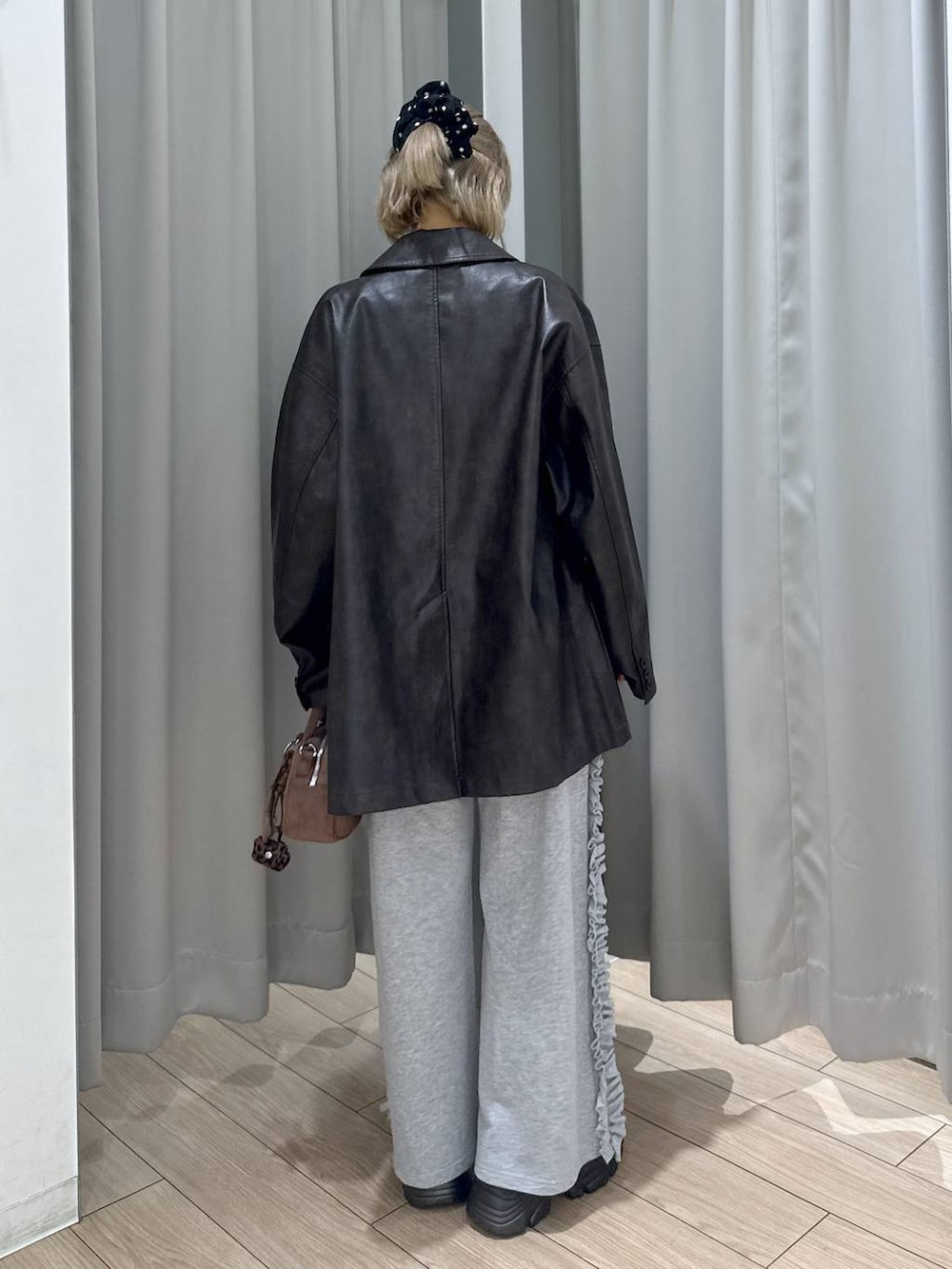 ブラック系のブーツ、ブラウン系のカバーオール、ピンク系のニット/セーターを着用したレディースの秋コーディネートの5枚目の写真