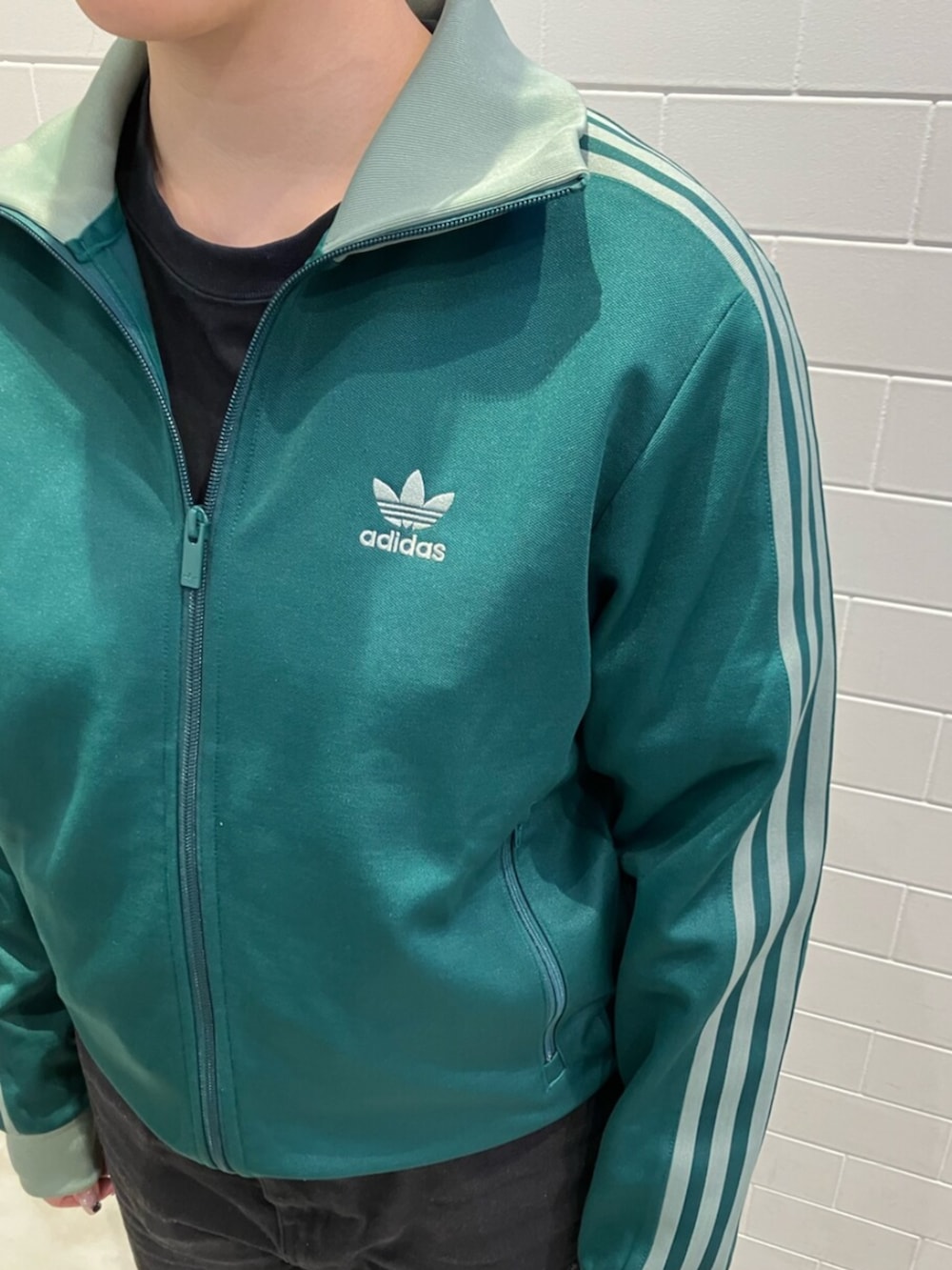 グレー系のスニーカー、グリーン系のジャージを着用したレディースの冬コーディネートの3枚目の写真