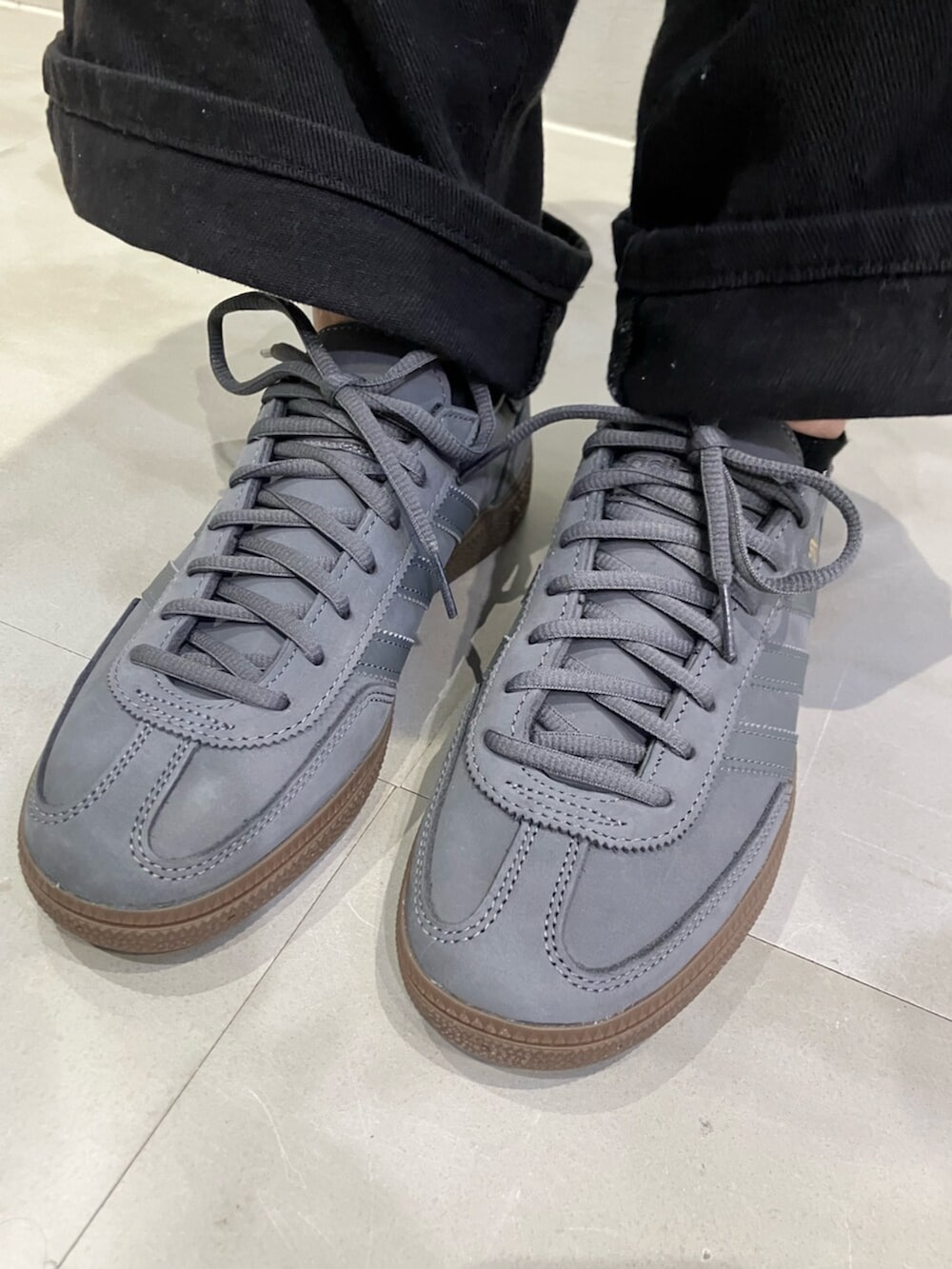 グレー系のスニーカー、グリーン系のジャージを着用したレディースの冬コーディネートの4枚目の写真