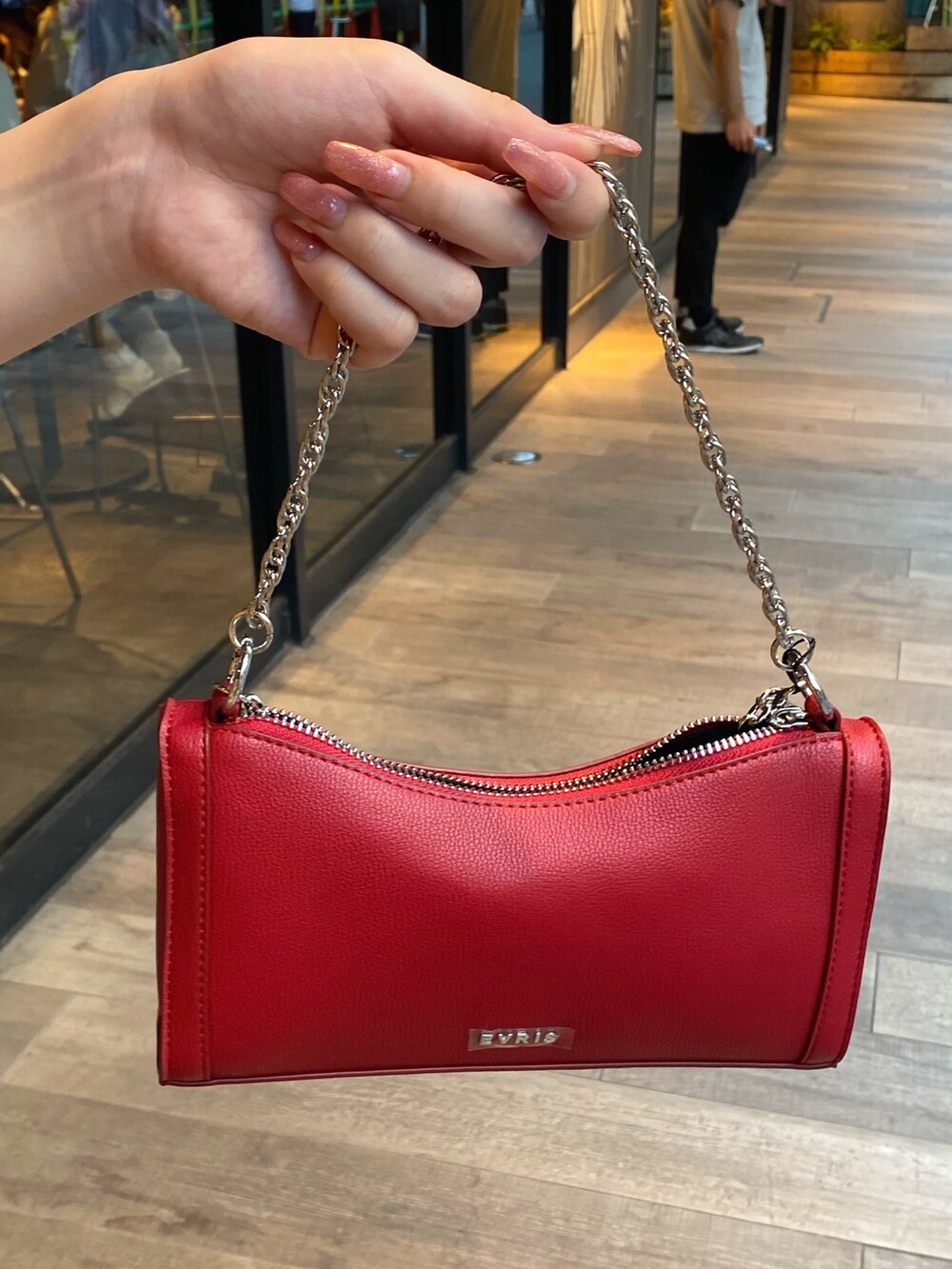 ブルー系のワンピース、レッド系のショルダーバッグ、ブラック系のブーツを着用したレディースの夏コーディネートの6枚目の写真