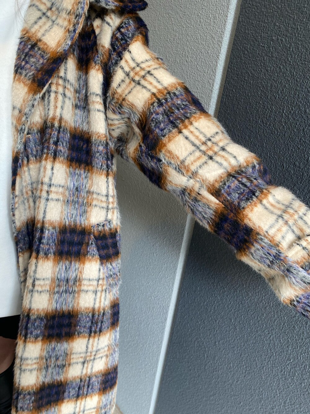 その他のチェスターコート、ホワイト系のスウェット、ブラック系のブーツを着用したレディースの秋コーディネートの7枚目の写真