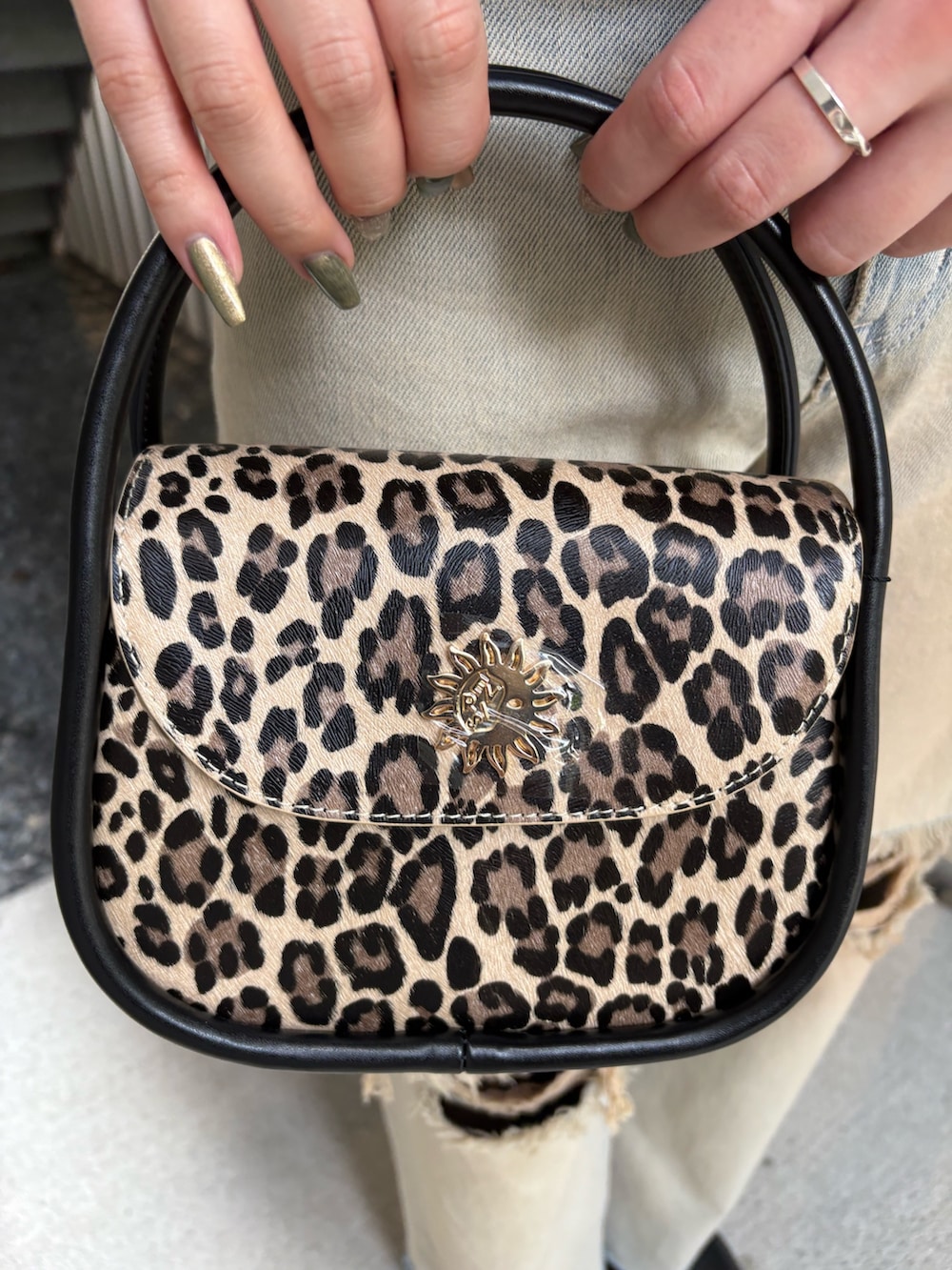 ベージュ系のデニムパンツ、ブラック系のブーツ、ブルー系のシャツ/ブラウスを着用したレディースの春コーディネートの7枚目の写真