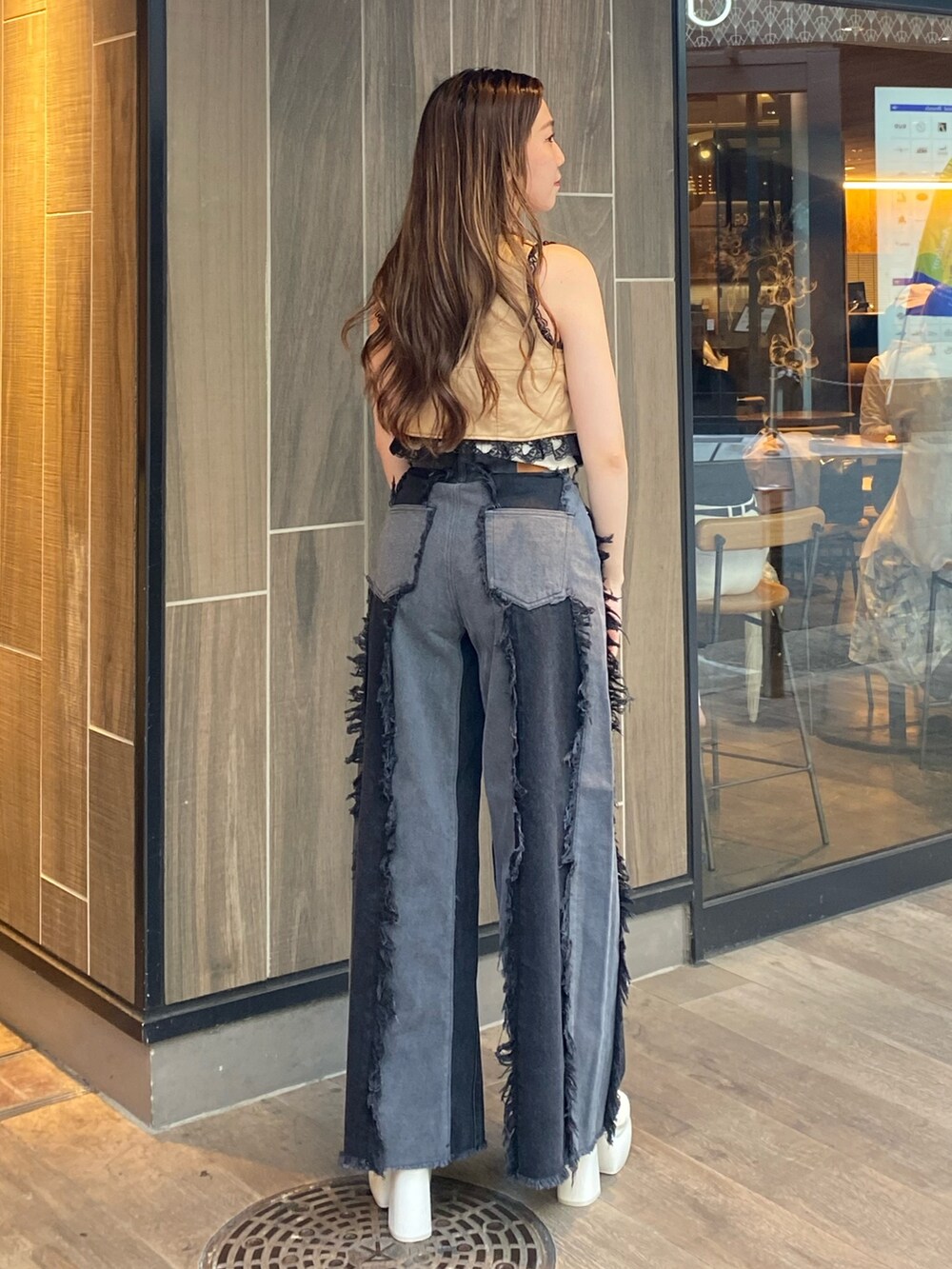 ブラック系のデニムパンツ、ブルー系のキャミソール、ベージュ系のシャツ/ブラウスを着用したレディースの夏コーディネートの4枚目の写真