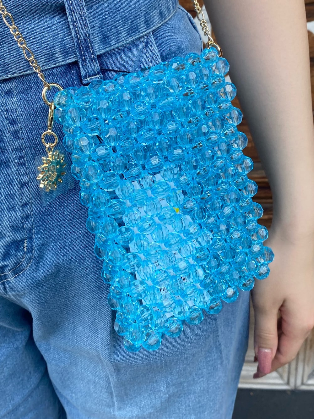 ブルー系のつなぎ/オールインワン、ブラック系のサンダル、ブルー系のショルダーバッグを着用したレディースの夏コーディネートの6枚目の写真