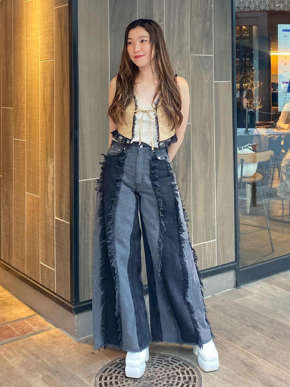 ブラック系のデニムパンツ、ブルー系のキャミソール、ベージュ系のシャツ/ブラウスを着用したレディースの夏コーディネートの2枚目の写真