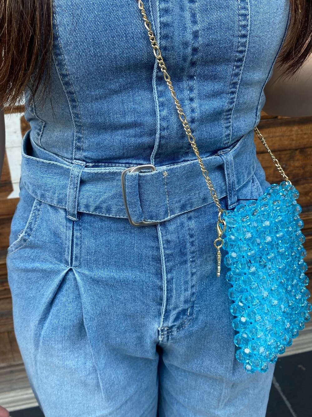 ブルー系のつなぎ/オールインワン、ブラック系のサンダル、ブルー系のショルダーバッグを着用したレディースの夏コーディネートの5枚目の写真