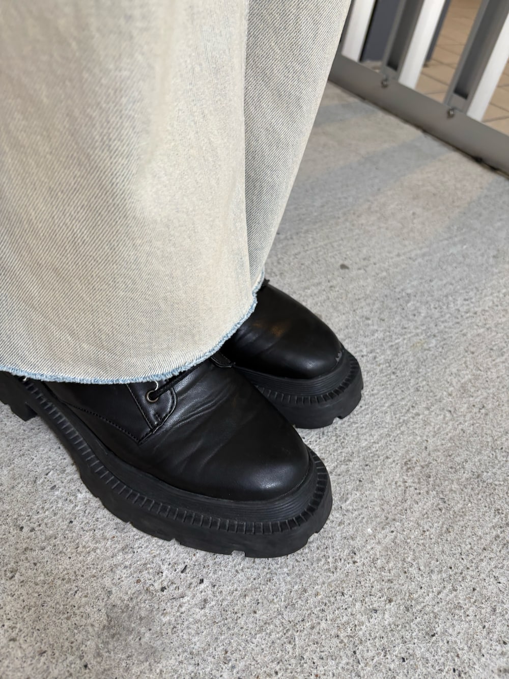 ベージュ系のデニムパンツ、ブラック系のブーツ、ブルー系のシャツ/ブラウスを着用したレディースの春コーディネートの8枚目の写真