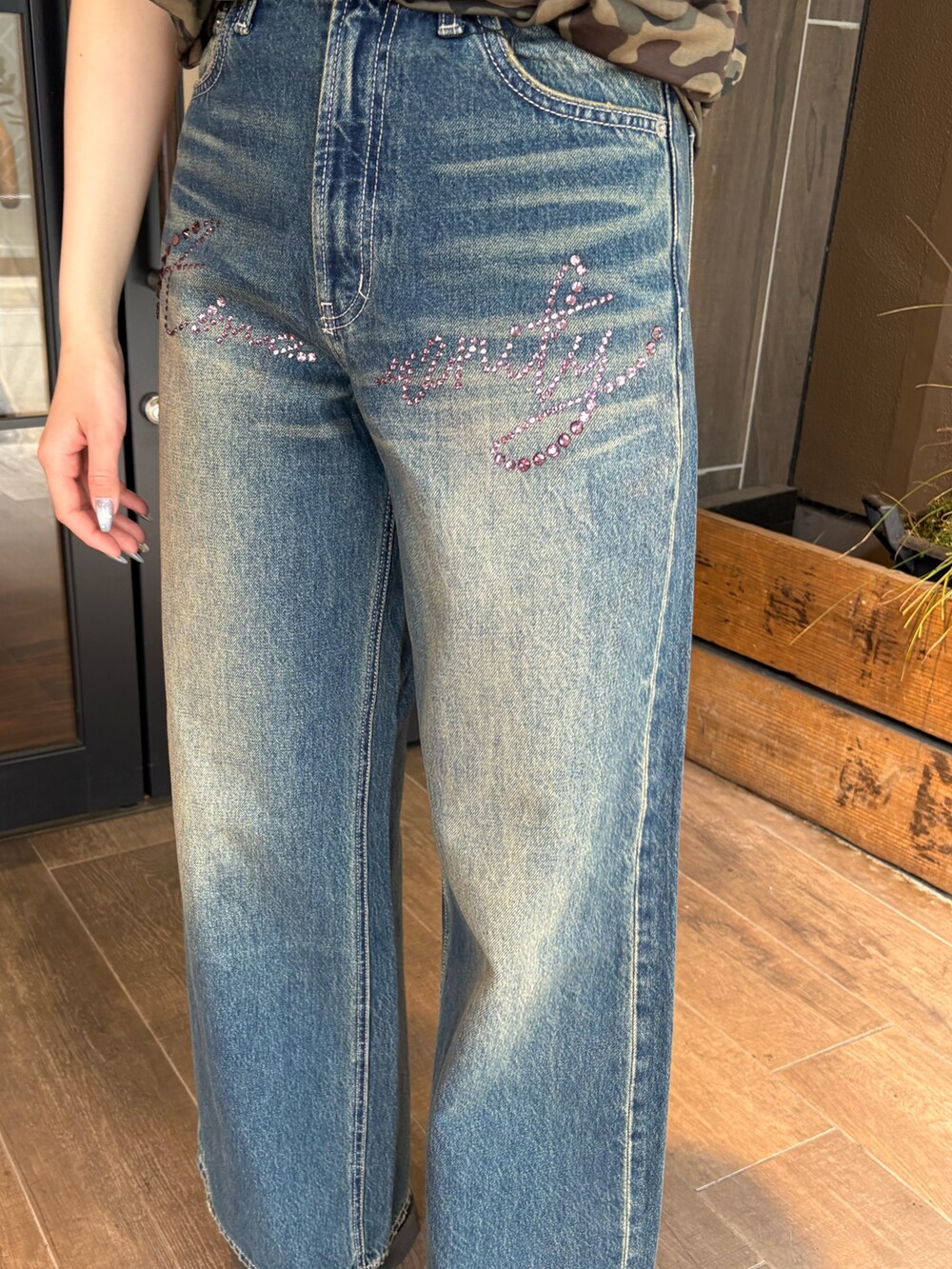 その他のパーカー、ブルー系のデニムパンツ、ブラック系のブーツを着用したレディースの春コーディネートの6枚目の写真