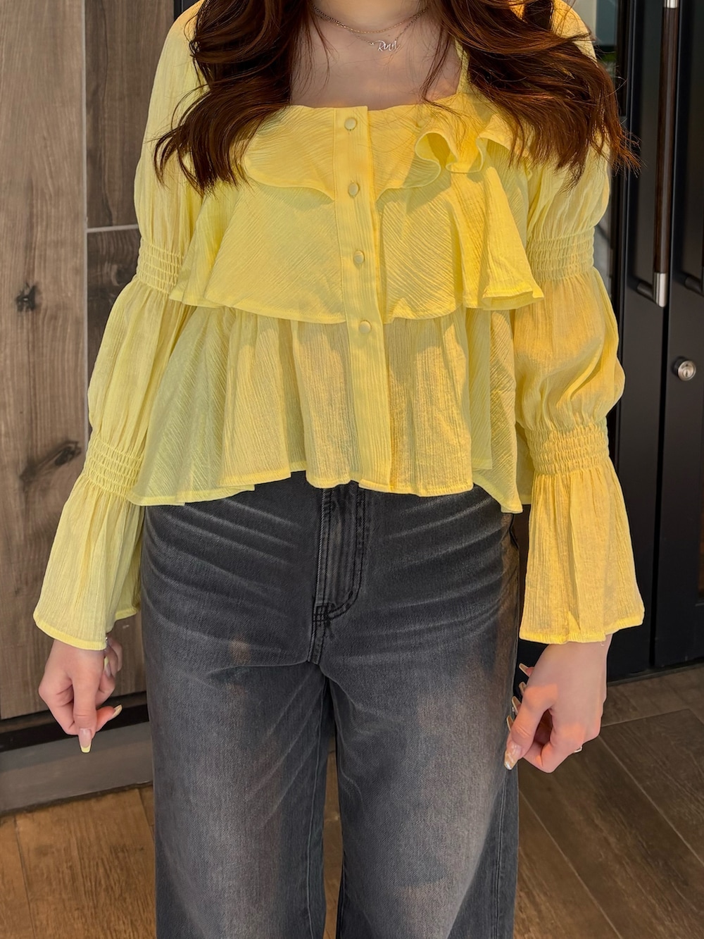 イエロー系のシャツ/ブラウス、ブラック系のデニムパンツ、ブラック系のブーツを着用したレディースの春コーディネートの4枚目の写真