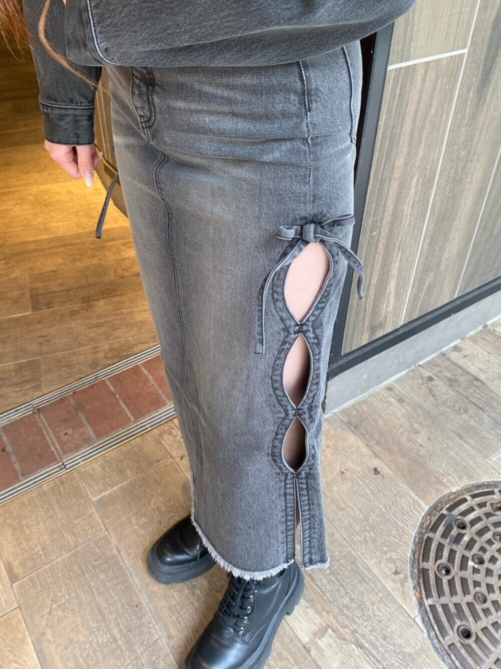 ブラック系のブーツ、ブラック系のTシャツ/カットソー、ブラック系のデニムジャケットを着用したレディースの冬コーディネートの5枚目の写真