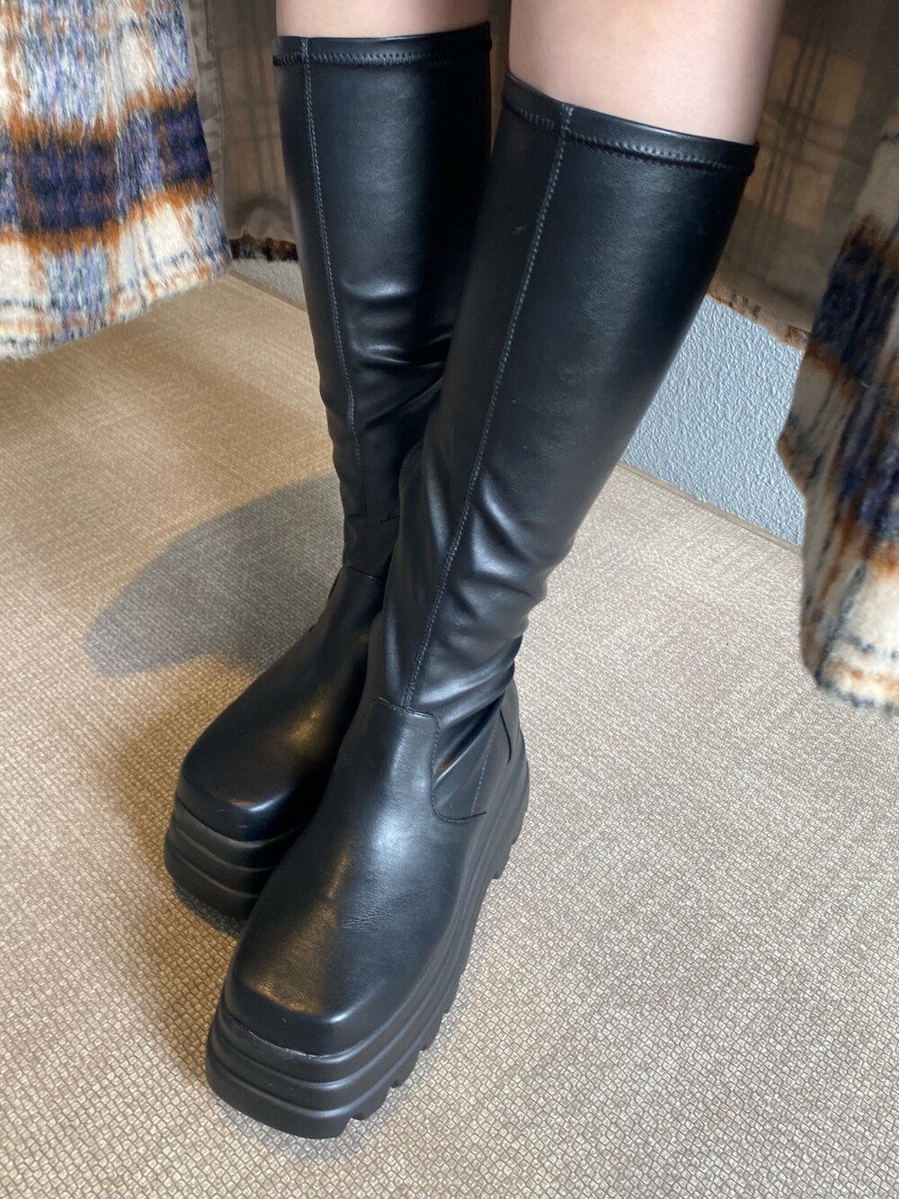 その他のチェスターコート、ホワイト系のスウェット、ブラック系のブーツを着用したレディースの秋コーディネートの8枚目の写真