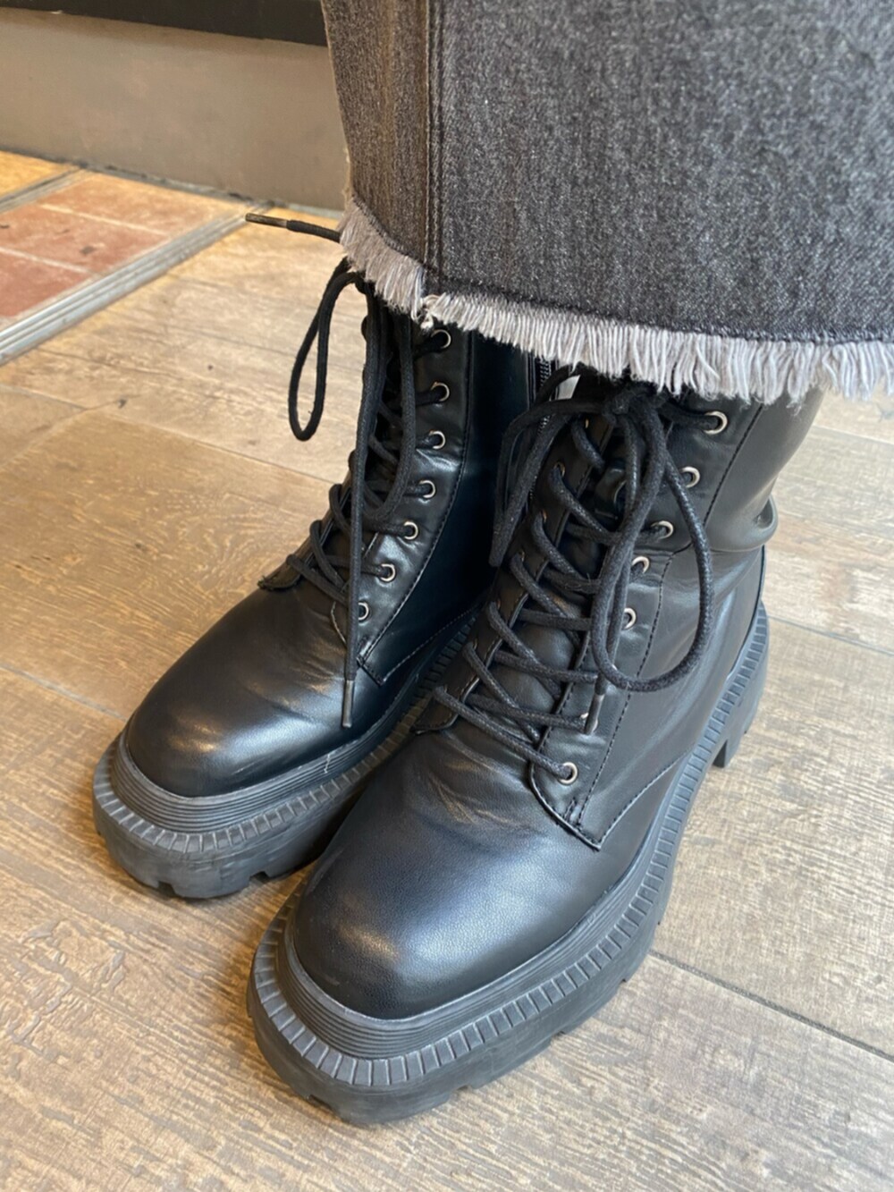 ブラック系のブーツ、ブラック系のTシャツ/カットソー、ブラック系のデニムジャケットを着用したレディースの冬コーディネートの6枚目の写真