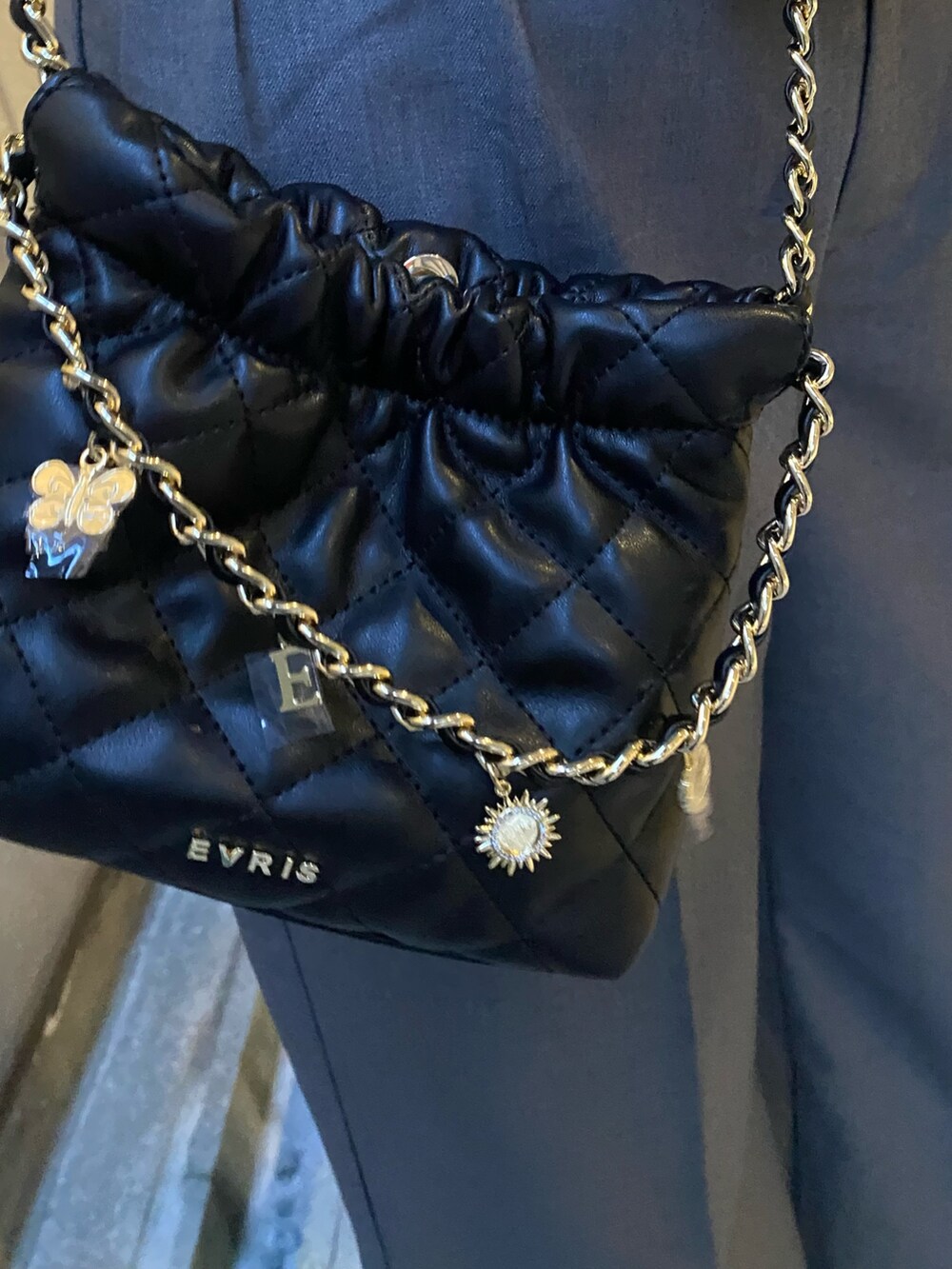 ブルー系のニット/セーター、グレー系のその他パンツ、ブラック系のサンダルを着用したレディースの春コーディネートの7枚目の写真