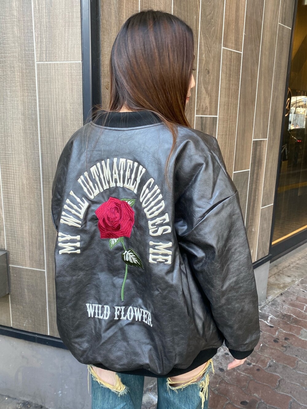 ブルー系のデニムパンツ、ブラック系のブーツ、ブラック系のスタジャンを着用したレディースの冬コーディネートの6枚目の写真