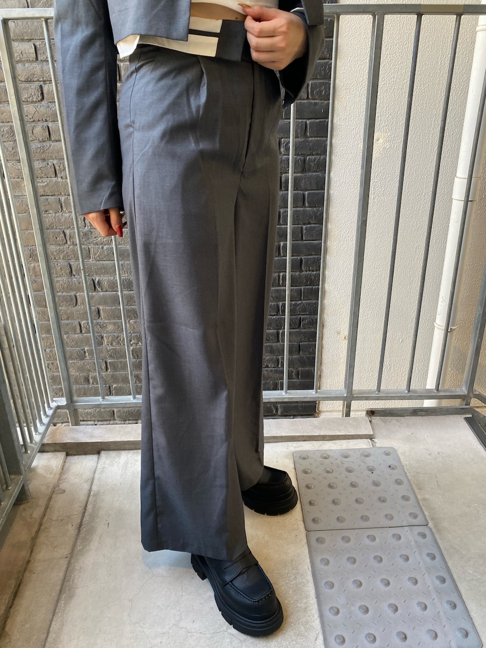 グレー系のテーラードジャケット、ホワイト系のTシャツ/カットソー、グレー系のその他パンツを着用したレディースの秋コーディネートの7枚目の写真
