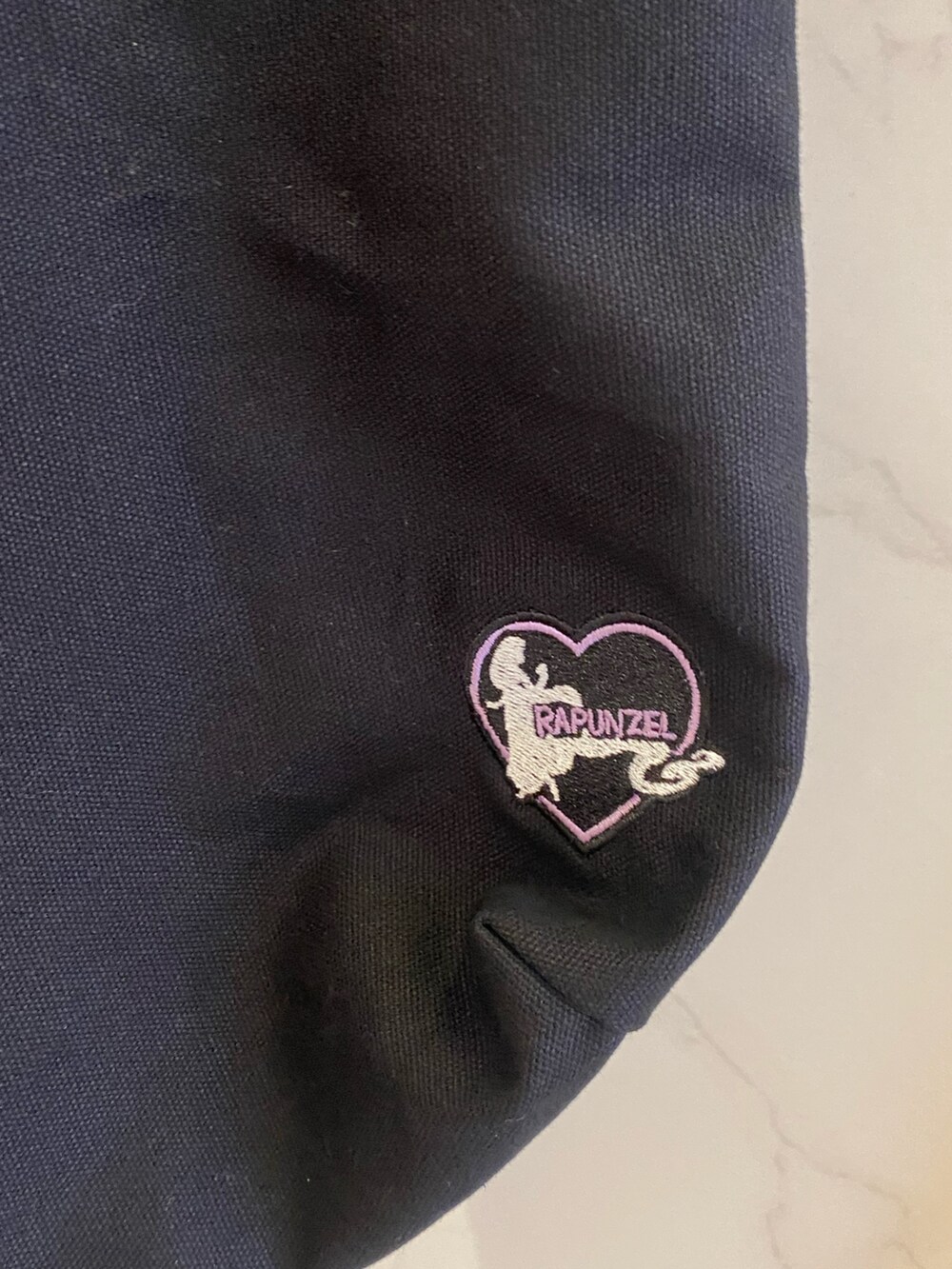 ブラック系のワンピース、ブラック系のトートバッグ、ブラック系のブーツを着用したレディースの夏コーディネートの9枚目の写真