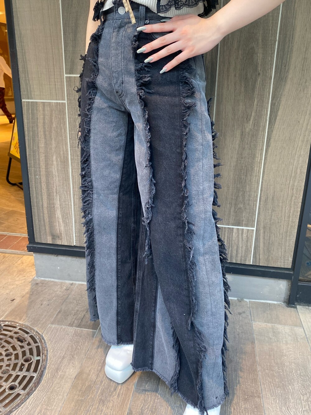 ブラック系のデニムパンツ、ブルー系のキャミソール、ベージュ系のシャツ/ブラウスを着用したレディースの夏コーディネートの7枚目の写真